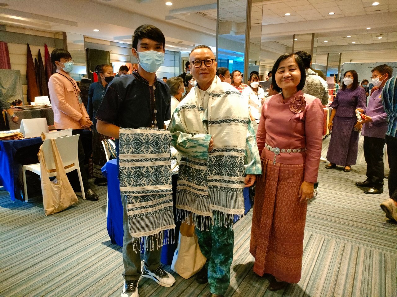 พช.ยโสธร นำทีมผู้ผลิต ผู้ประกอบการ OTOP ประเภทผ้าและเครื่องแต่งกายเข้าร่วมกิจกรรมการพัฒนาศักยภาพผู้ผลิต ผู้ประกอบการ OTOP ด้านผ้าไทย และงานหัตถกรรม (Coaching) “ผ้าลายดอกรักราชกัญญา” จุดดำเนินการที่ 3 จังหวัดบุรีรัมย์