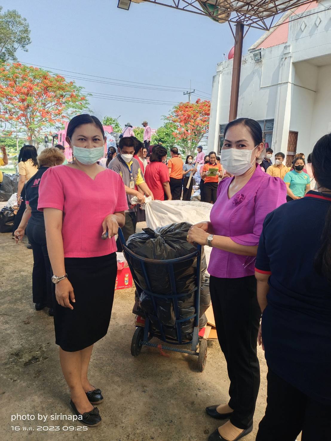 พช.ยโสธร ร่วมกิจกรรม รับซื้อขยะรีไซเคิล ตามโครงการ คัดแยก (ขยะ) แลกบุญ เพื่อลดปัญหาขยะ ลดก๊าซเรือนกระจก และยังได้ร่วมทำบุญในกิจกรรมสาธารณกุศล