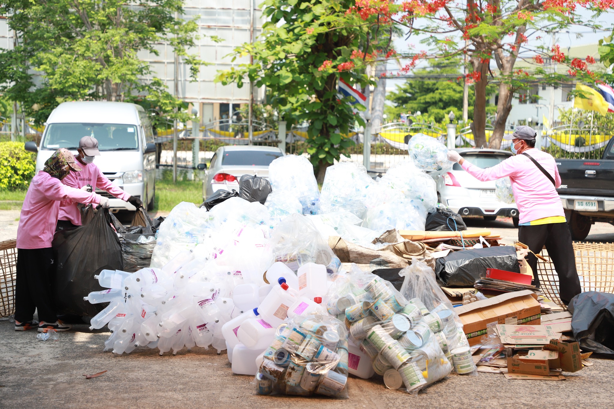 พช.ยโสธร ร่วมกิจกรรม รับซื้อขยะรีไซเคิล ตามโครงการ คัดแยก (ขยะ) แลกบุญ เพื่อลดปัญหาขยะ ลดก๊าซเรือนกระจก และยังได้ร่วมทำบุญในกิจกรรมสาธารณกุศล