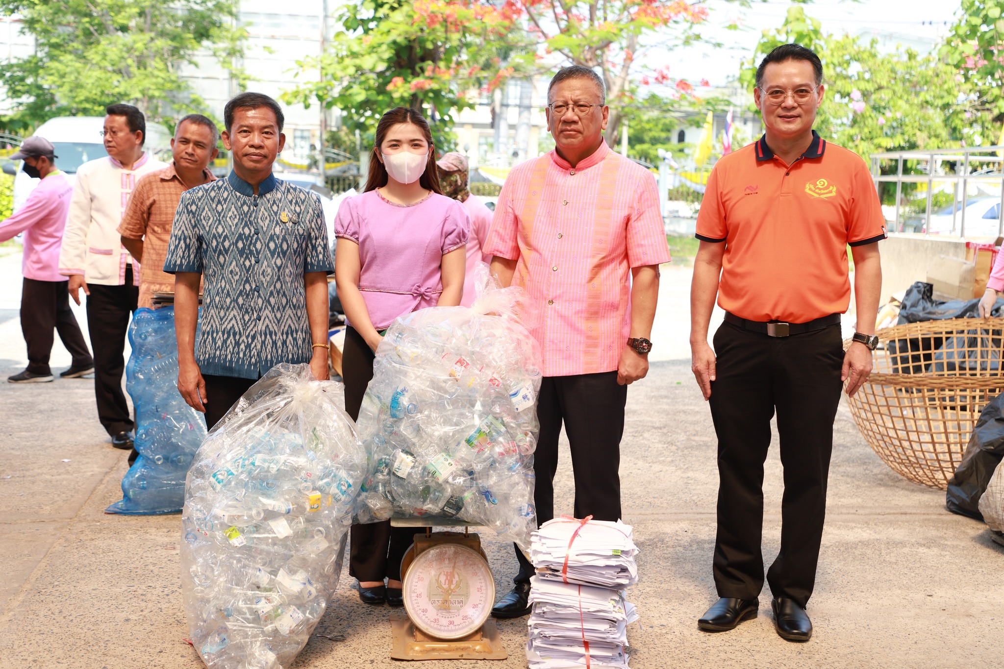 พช.ยโสธร ร่วมกิจกรรม รับซื้อขยะรีไซเคิล ตามโครงการ คัดแยก (ขยะ) แลกบุญ เพื่อลดปัญหาขยะ ลดก๊าซเรือนกระจก และยังได้ร่วมทำบุญในกิจกรรมสาธารณกุศล