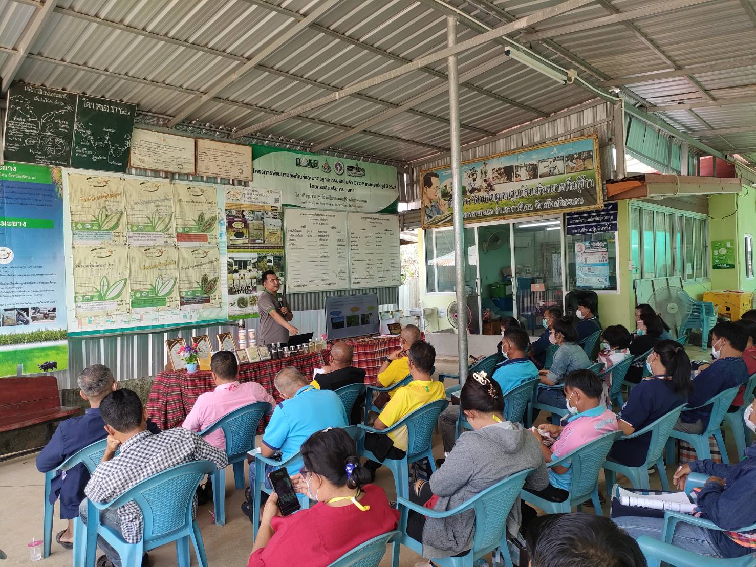 ?พช.ยโสธร นำเครือข่ายเกษตรปลอดภัยระดับจังหวัด จังหวัดยโสธร ศึกษาดูงาน ศูนย์ข้าวชุมชนบ้านมะยาง อำเภอราษีไศล จังหวัดศรีสะเกษ