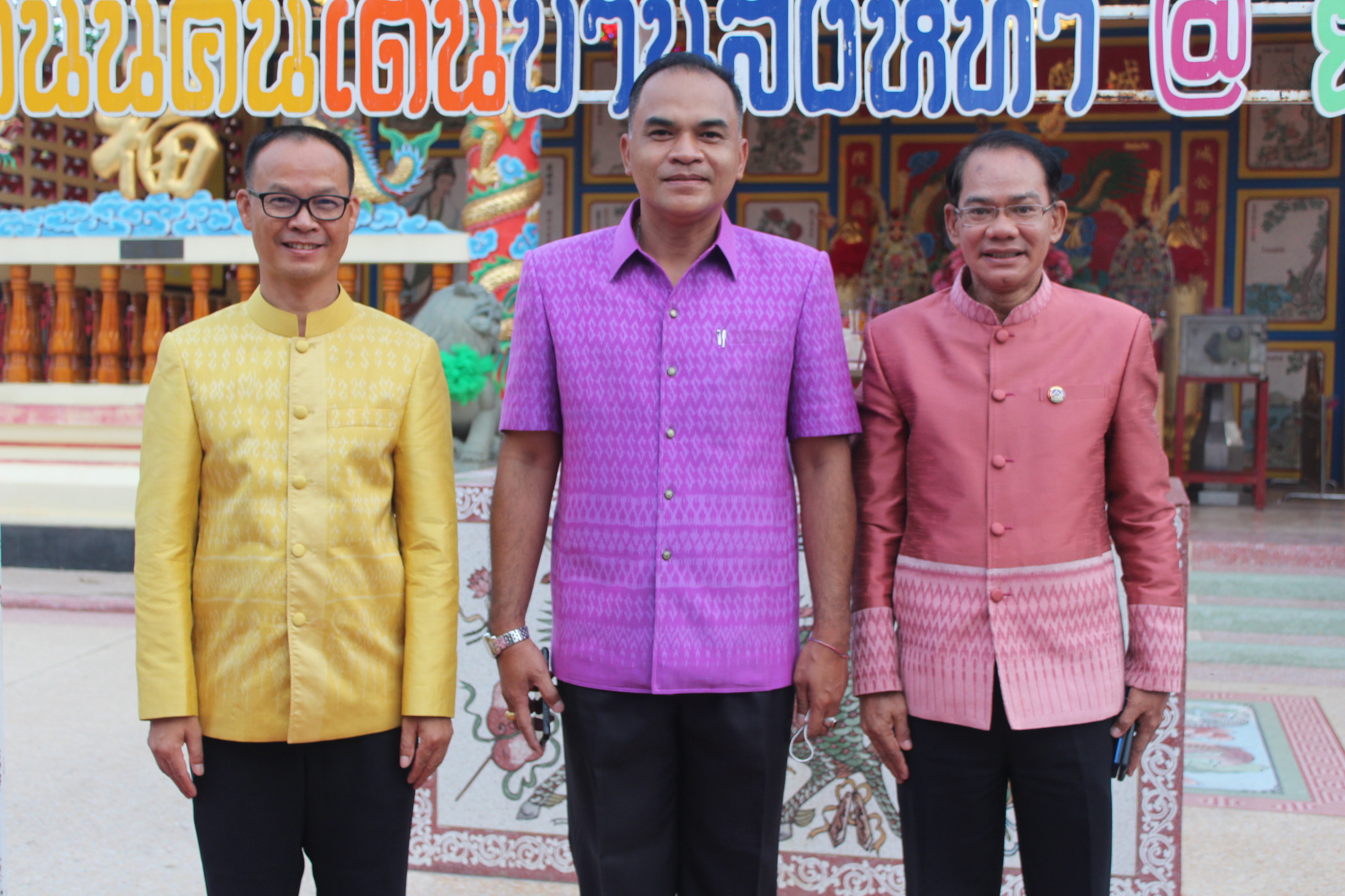 ☘พช.ยโสธรร่วมทำบุญตักบาตรย้อนยุค วิถีถิ่น วิถีไทย ถนนคนเดินยโสธร เมืองเก่าบ้านสิงห์ท่า และร่วมกันสวมใส่ผ้าไทยตามโครงการ “ผ้าไทยใส่ให้สนุก”