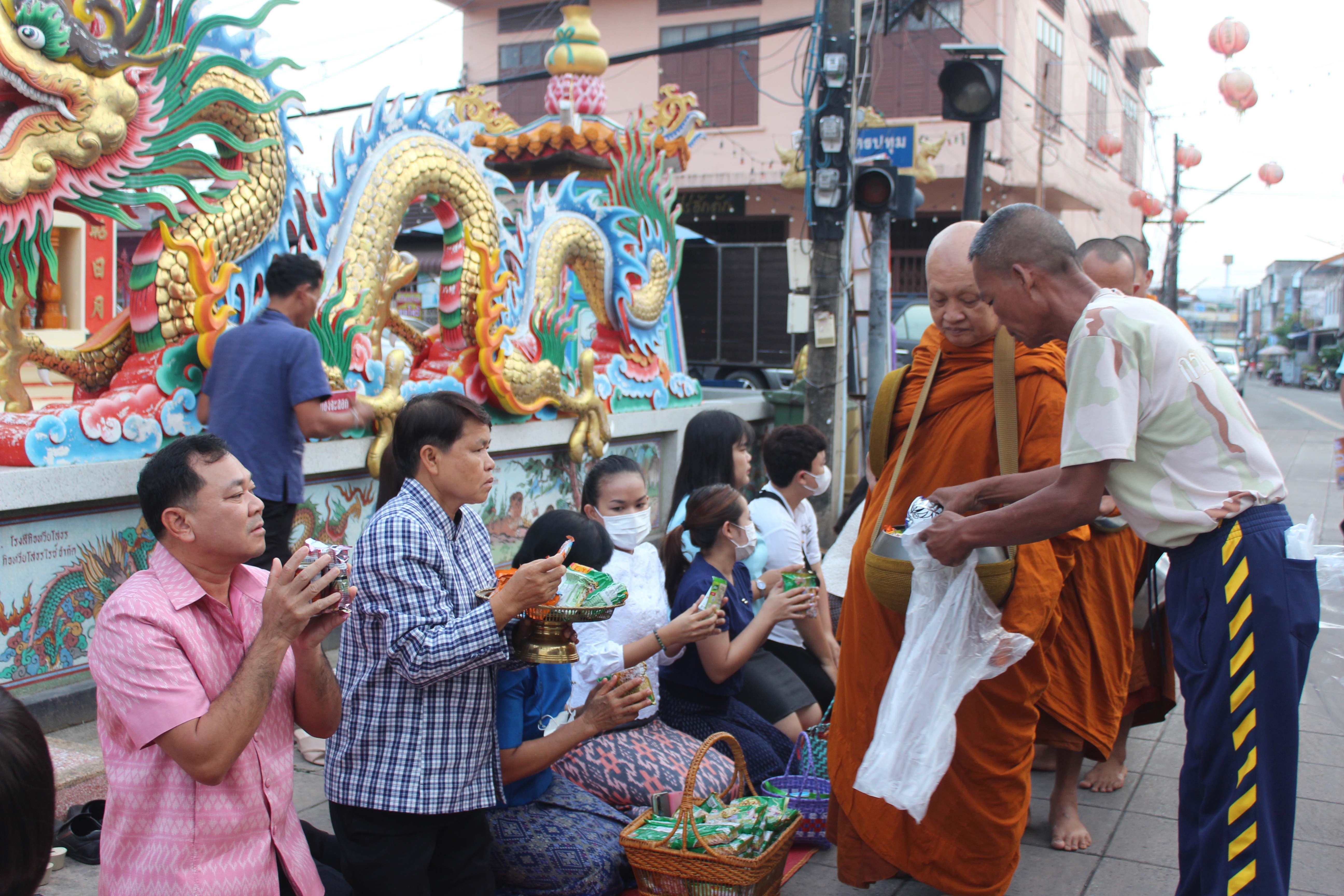 ☘พช.ยโสธรร่วมทำบุญตักบาตรย้อนยุค วิถีถิ่น วิถีไทย ถนนคนเดินยโสธร เมืองเก่าบ้านสิงห์ท่า และร่วมกันสวมใส่ผ้าไทยตามโครงการ “ผ้าไทยใส่ให้สนุก”