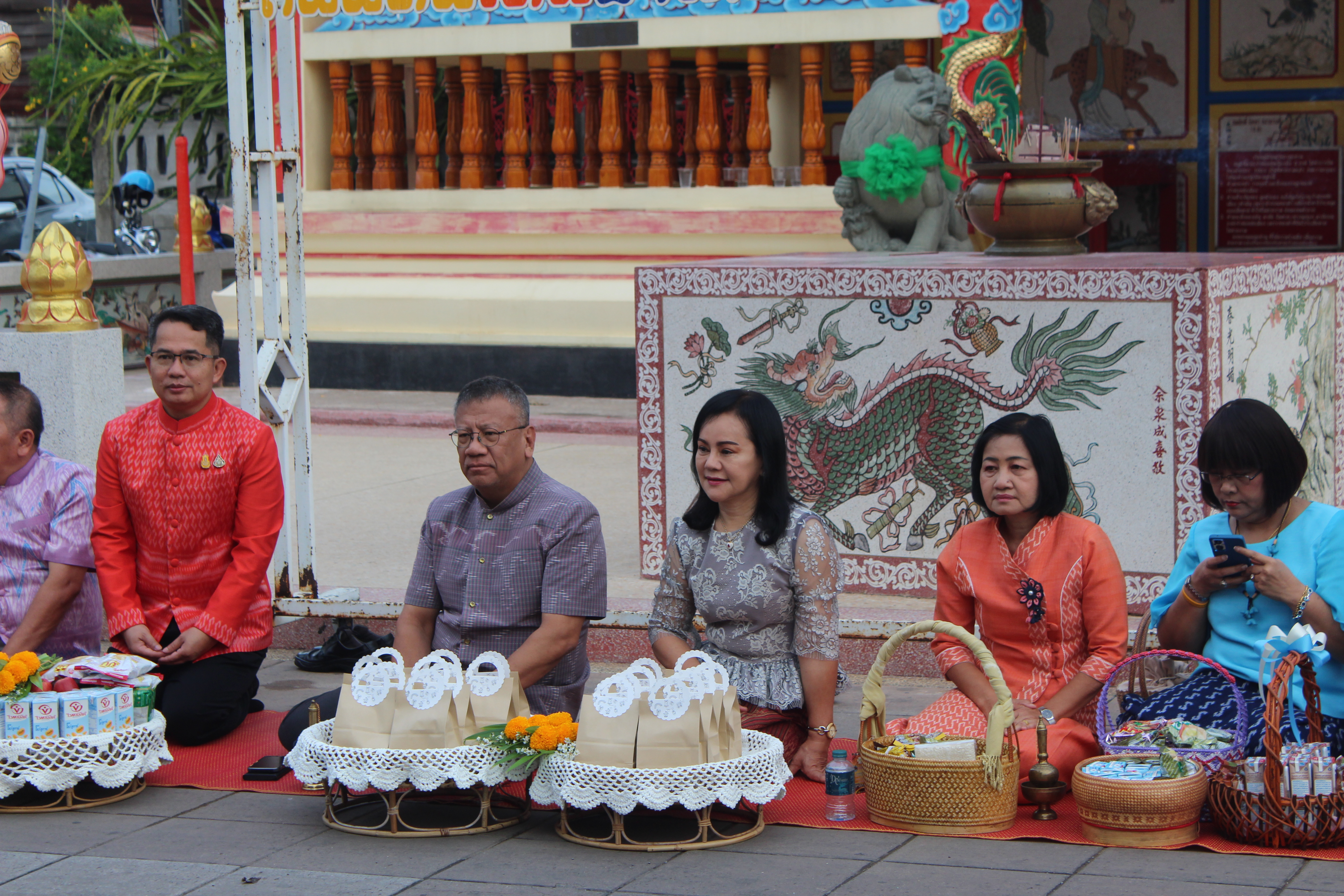 ☘พช.ยโสธรร่วมทำบุญตักบาตรย้อนยุค วิถีถิ่น วิถีไทย ถนนคนเดินยโสธร เมืองเก่าบ้านสิงห์ท่า และร่วมกันสวมใส่ผ้าไทยตามโครงการ “ผ้าไทยใส่ให้สนุก”