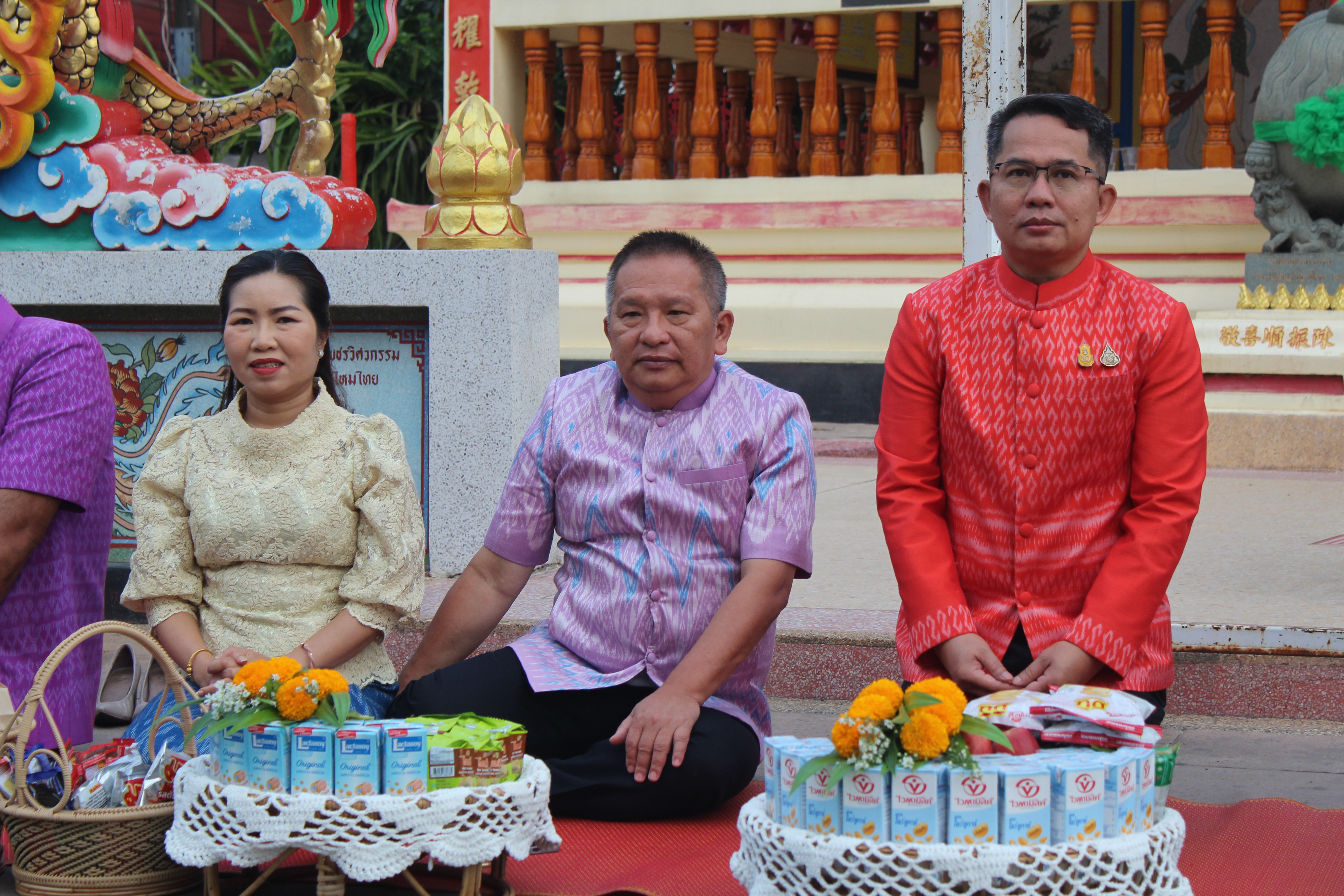 ☘พช.ยโสธรร่วมทำบุญตักบาตรย้อนยุค วิถีถิ่น วิถีไทย ถนนคนเดินยโสธร เมืองเก่าบ้านสิงห์ท่า และร่วมกันสวมใส่ผ้าไทยตามโครงการ “ผ้าไทยใส่ให้สนุก”