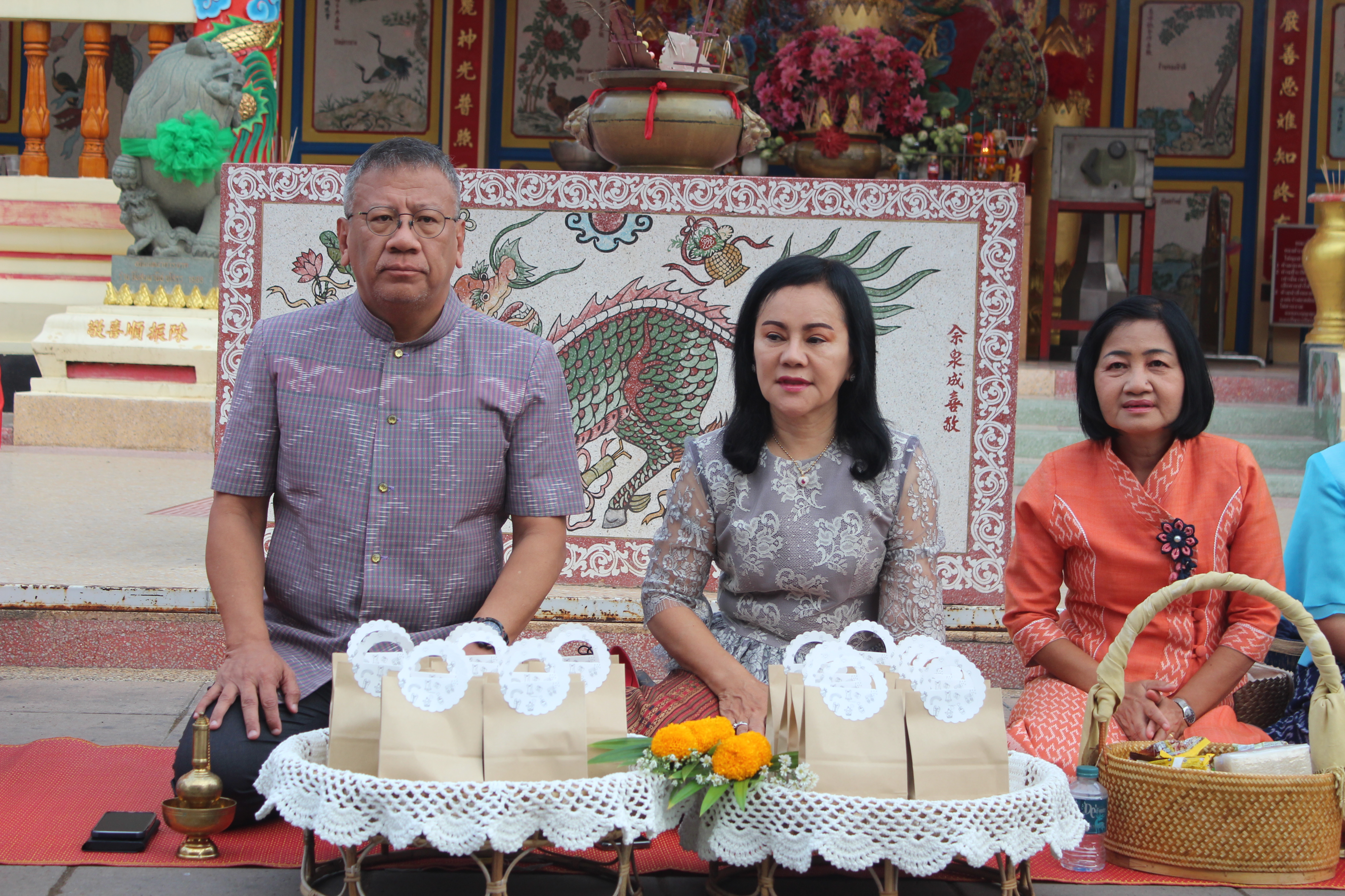☘พช.ยโสธรร่วมทำบุญตักบาตรย้อนยุค วิถีถิ่น วิถีไทย ถนนคนเดินยโสธร เมืองเก่าบ้านสิงห์ท่า และร่วมกันสวมใส่ผ้าไทยตามโครงการ “ผ้าไทยใส่ให้สนุก”