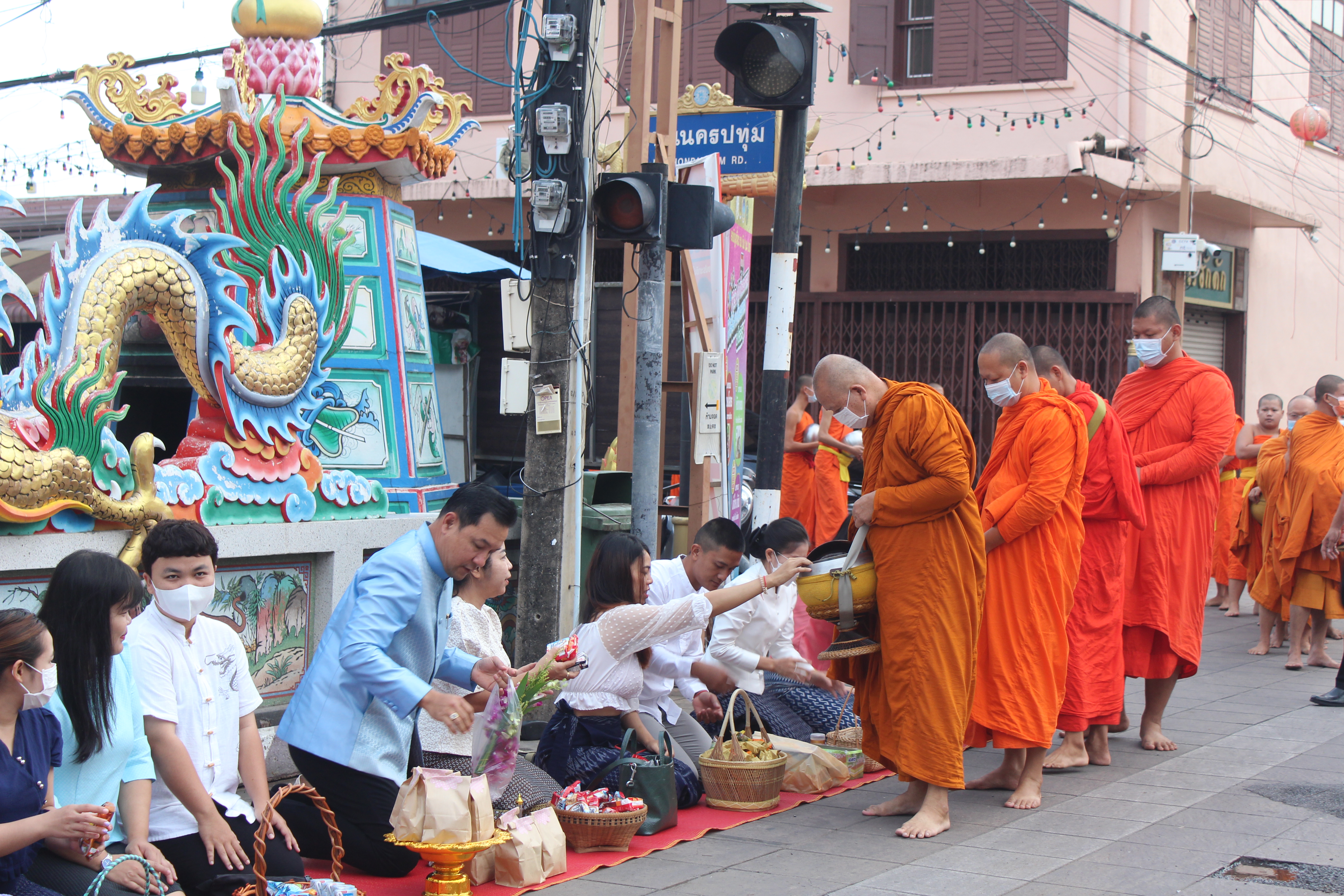 ☘พช.ยโสธรร่วมทำบุญตักบาตรย้อนยุค วิถีถิ่น วิถีไทย ถนนคนเดินยโสธร เมืองเก่าบ้านสิงห์ท่า และร่วมกันสวมใส่ผ้าไทยตามโครงการ “ผ้าไทยใส่ให้สนุก”