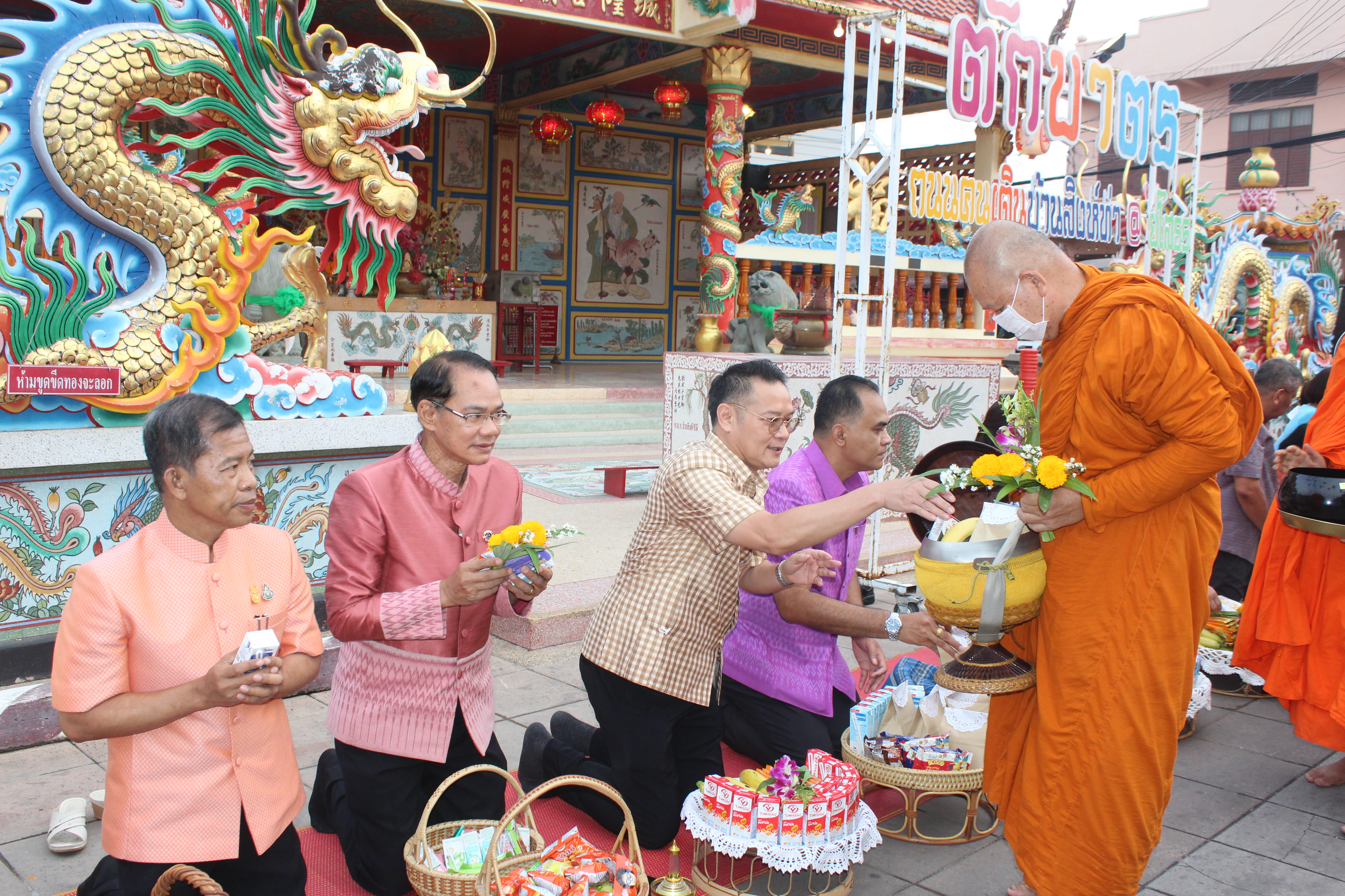 ☘พช.ยโสธรร่วมทำบุญตักบาตรย้อนยุค วิถีถิ่น วิถีไทย ถนนคนเดินยโสธร เมืองเก่าบ้านสิงห์ท่า และร่วมกันสวมใส่ผ้าไทยตามโครงการ “ผ้าไทยใส่ให้สนุก”
