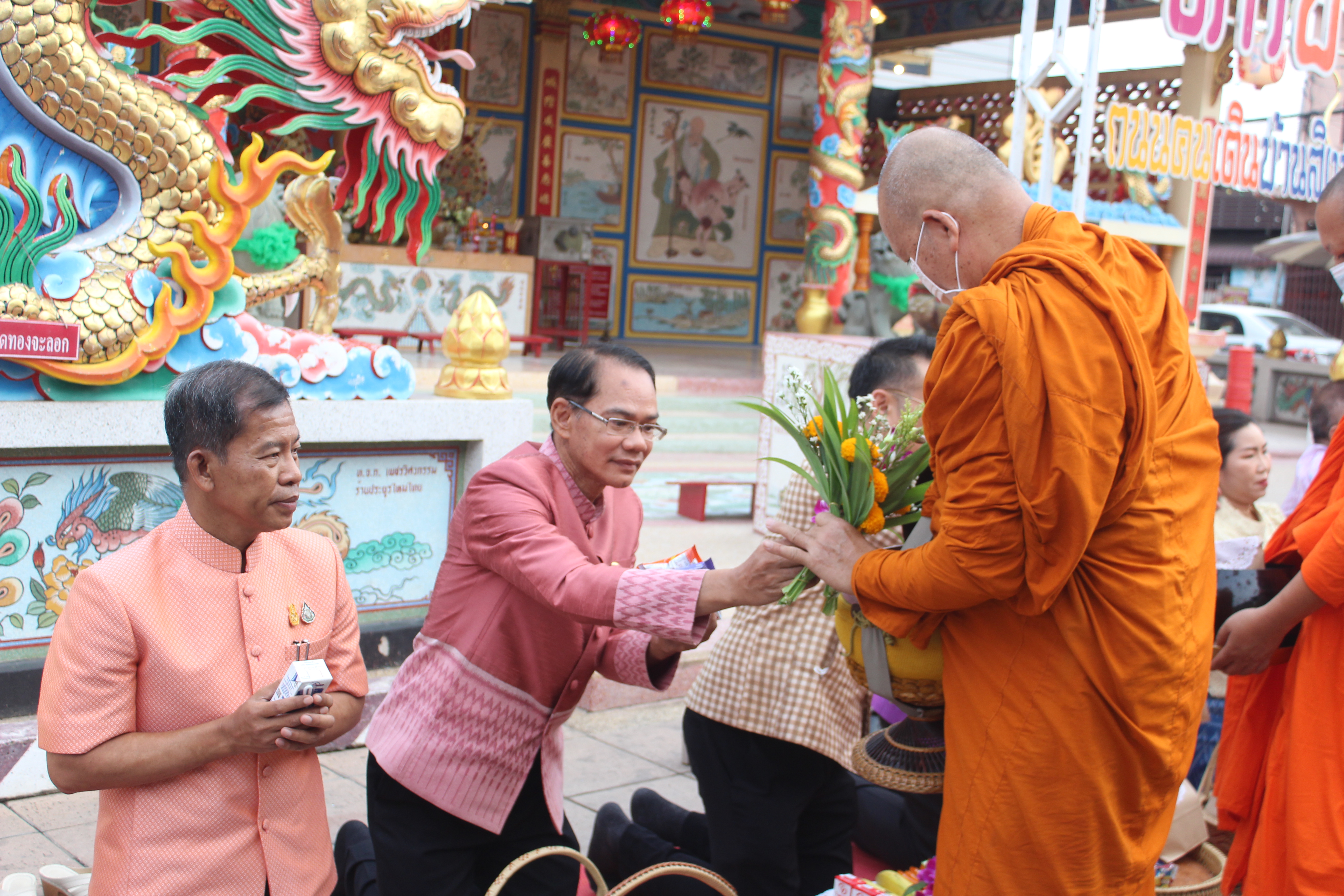 ☘พช.ยโสธรร่วมทำบุญตักบาตรย้อนยุค วิถีถิ่น วิถีไทย ถนนคนเดินยโสธร เมืองเก่าบ้านสิงห์ท่า และร่วมกันสวมใส่ผ้าไทยตามโครงการ “ผ้าไทยใส่ให้สนุก”