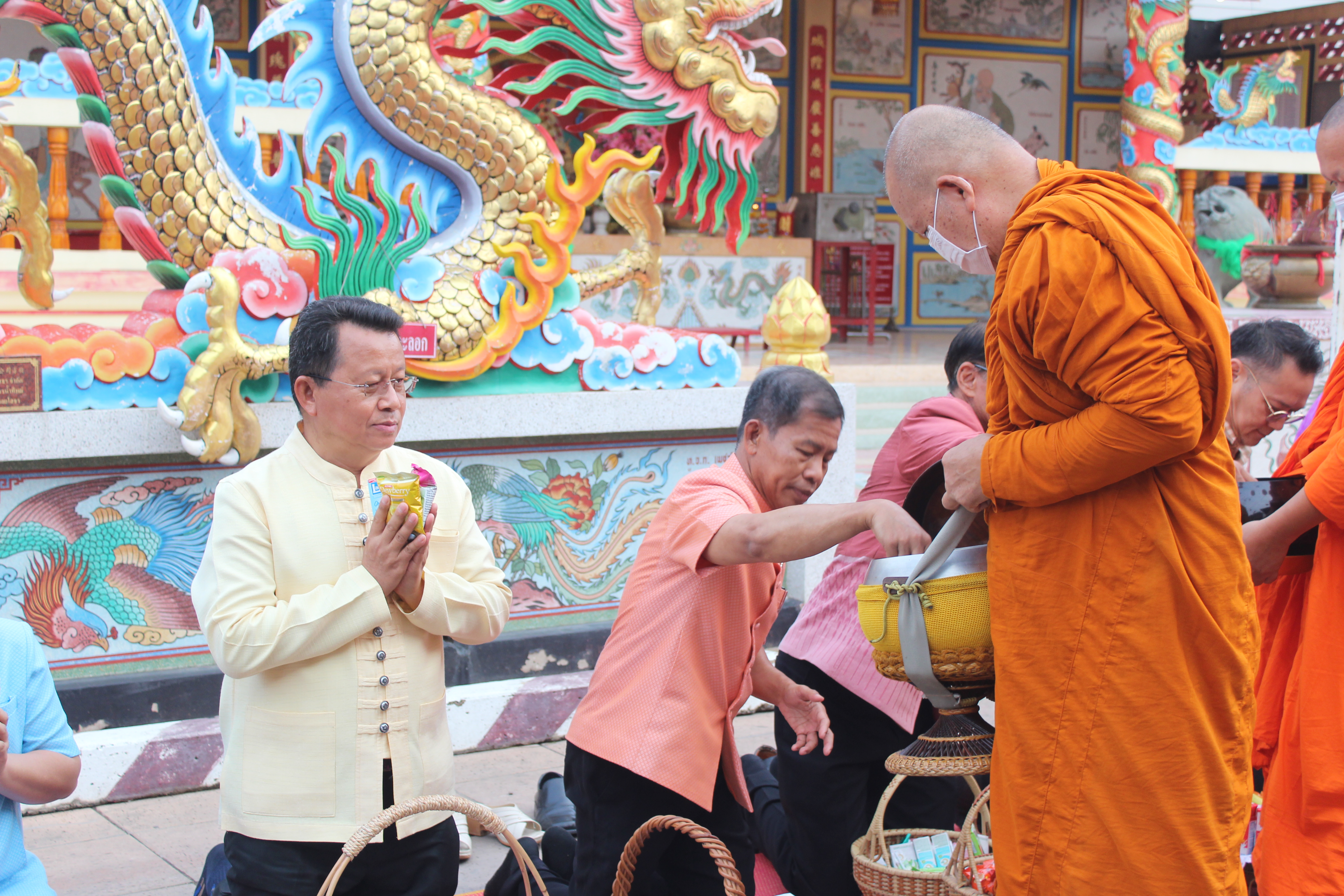 ☘พช.ยโสธรร่วมทำบุญตักบาตรย้อนยุค วิถีถิ่น วิถีไทย ถนนคนเดินยโสธร เมืองเก่าบ้านสิงห์ท่า และร่วมกันสวมใส่ผ้าไทยตามโครงการ “ผ้าไทยใส่ให้สนุก”
