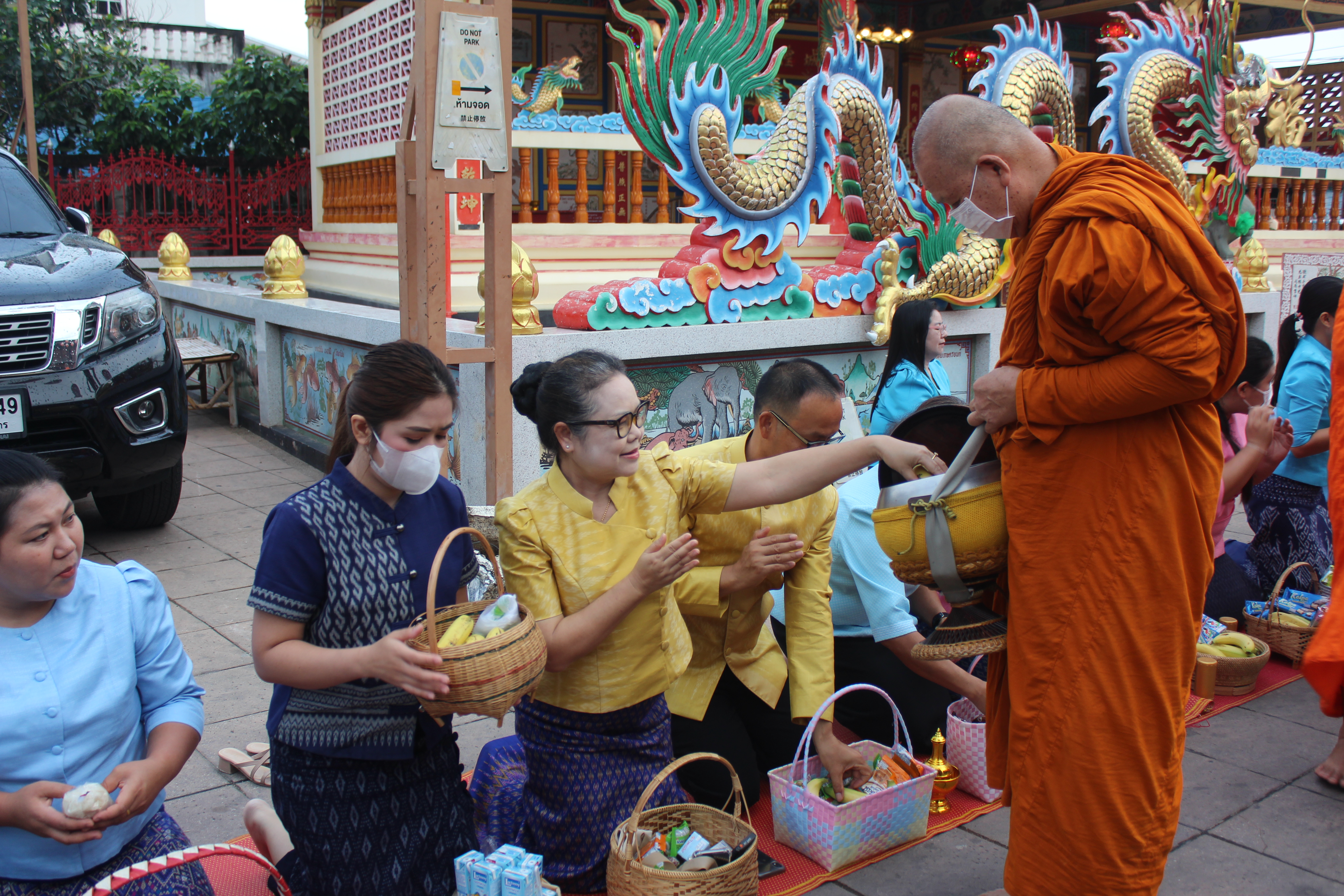 ☘พช.ยโสธรร่วมทำบุญตักบาตรย้อนยุค วิถีถิ่น วิถีไทย ถนนคนเดินยโสธร เมืองเก่าบ้านสิงห์ท่า และร่วมกันสวมใส่ผ้าไทยตามโครงการ “ผ้าไทยใส่ให้สนุก”