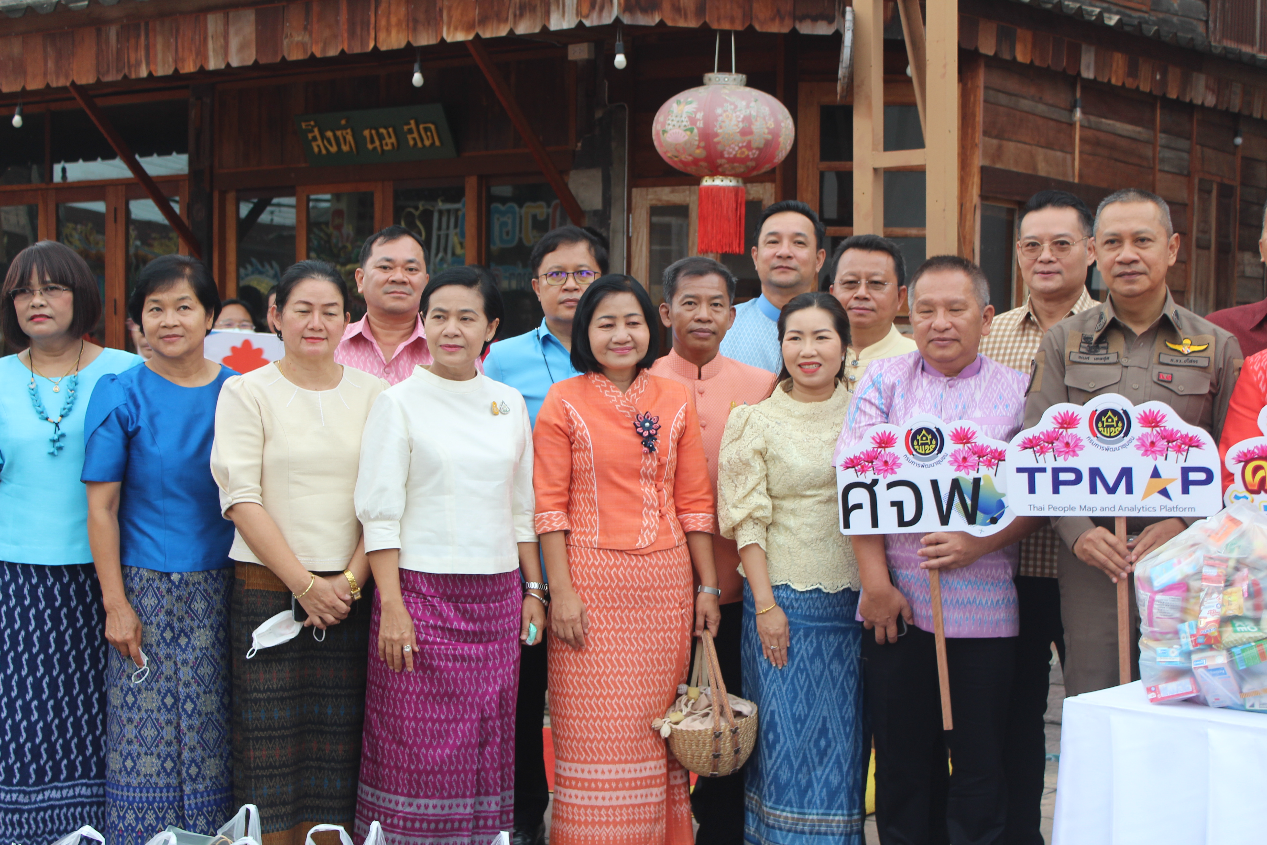 ☘พช.ยโสธรร่วมทำบุญตักบาตรย้อนยุค วิถีถิ่น วิถีไทย ถนนคนเดินยโสธร เมืองเก่าบ้านสิงห์ท่า และร่วมกันสวมใส่ผ้าไทยตามโครงการ “ผ้าไทยใส่ให้สนุก”