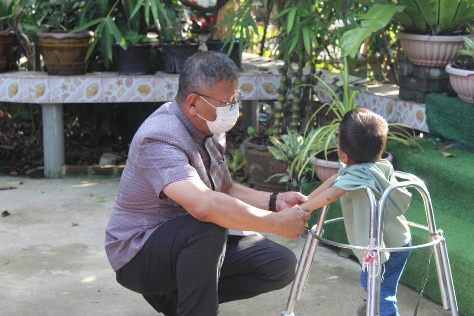 ?พ่อเมืองยโสธร ส่งมอบอาหารและสิ่งของช่วยเหลือ ผู้ได้รับความเดือดร้อน (TPMAP/ThaiQM) ผู้ด้อยโอกาส/กลุ่มเปราะบาง ประจำปี พ.ศ.2566 ภายใต้การขับเคลื่อนการขจัดความยากจนและพัฒนาคนทุกช่วงวัยอย่างยั่งยืนตามหลักปรัชญาของเศรษฐกิจพอเพียง (ศจพ.) และการขับเคลื่อนบันทึกข้อตกลงความร่วมมือ (MOU) บทบาทในการเกื้อหนุนระหว่างวัด ราชการ และชุมชนให้มีความสุขอย่างยั่งยืน ระหว่างฝ่ายสาธารณสงเคราะห์ มหาเถรสมาคม กระทรวงมหาดไทยและสถาบันเทคโนโลยีพระจอมเกล้าเจ้าคุณทหารลาดกระบัง สู่การขับเคลื่อนเป้าหมายการพัฒนาที่ยั่งยืน (SDGs) จังหวัดยโสธร