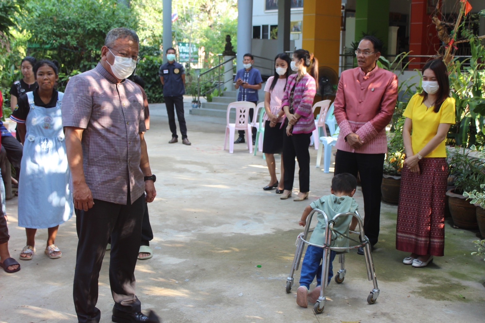 ?พ่อเมืองยโสธร ส่งมอบอาหารและสิ่งของช่วยเหลือ ผู้ได้รับความเดือดร้อน (TPMAP/ThaiQM) ผู้ด้อยโอกาส/กลุ่มเปราะบาง ประจำปี พ.ศ.2566 ภายใต้การขับเคลื่อนการขจัดความยากจนและพัฒนาคนทุกช่วงวัยอย่างยั่งยืนตามหลักปรัชญาของเศรษฐกิจพอเพียง (ศจพ.) และการขับเคลื่อนบันทึกข้อตกลงความร่วมมือ (MOU) บทบาทในการเกื้อหนุนระหว่างวัด ราชการ และชุมชนให้มีความสุขอย่างยั่งยืน ระหว่างฝ่ายสาธารณสงเคราะห์ มหาเถรสมาคม กระทรวงมหาดไทยและสถาบันเทคโนโลยีพระจอมเกล้าเจ้าคุณทหารลาดกระบัง สู่การขับเคลื่อนเป้าหมายการพัฒนาที่ยั่งยืน (SDGs) จังหวัดยโสธร