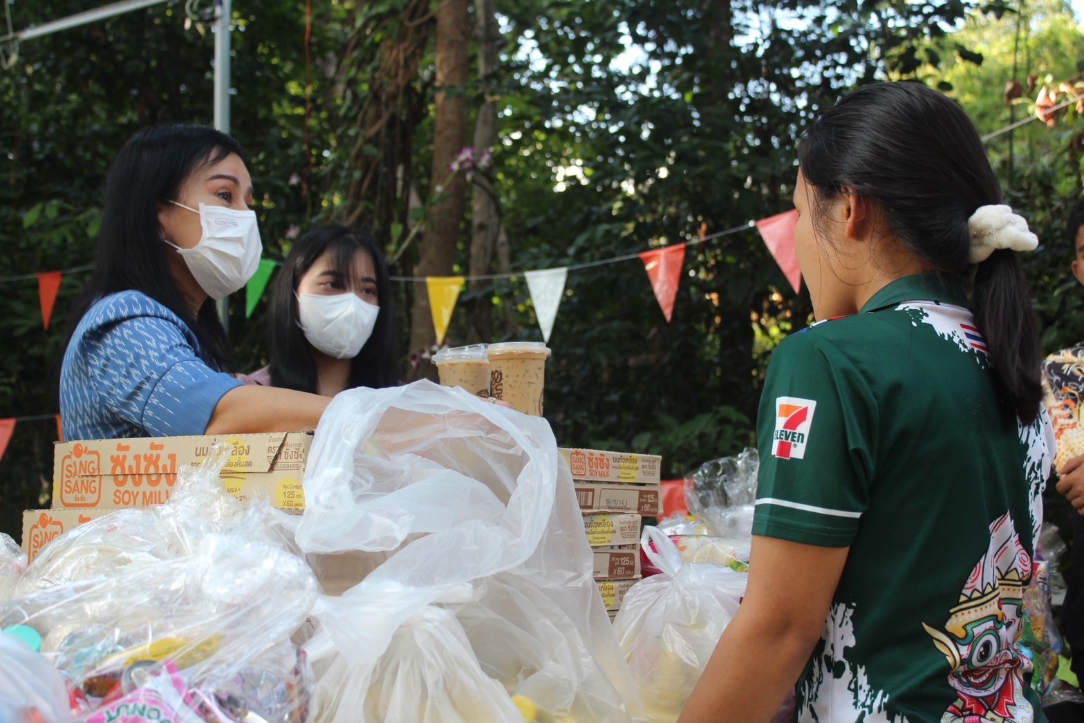 ?พ่อเมืองยโสธร ส่งมอบอาหารและสิ่งของช่วยเหลือ ผู้ได้รับความเดือดร้อน (TPMAP/ThaiQM) ผู้ด้อยโอกาส/กลุ่มเปราะบาง ประจำปี พ.ศ.2566 ภายใต้การขับเคลื่อนการขจัดความยากจนและพัฒนาคนทุกช่วงวัยอย่างยั่งยืนตามหลักปรัชญาของเศรษฐกิจพอเพียง (ศจพ.) และการขับเคลื่อนบันทึกข้อตกลงความร่วมมือ (MOU) บทบาทในการเกื้อหนุนระหว่างวัด ราชการ และชุมชนให้มีความสุขอย่างยั่งยืน ระหว่างฝ่ายสาธารณสงเคราะห์ มหาเถรสมาคม กระทรวงมหาดไทยและสถาบันเทคโนโลยีพระจอมเกล้าเจ้าคุณทหารลาดกระบัง สู่การขับเคลื่อนเป้าหมายการพัฒนาที่ยั่งยืน (SDGs) จังหวัดยโสธร