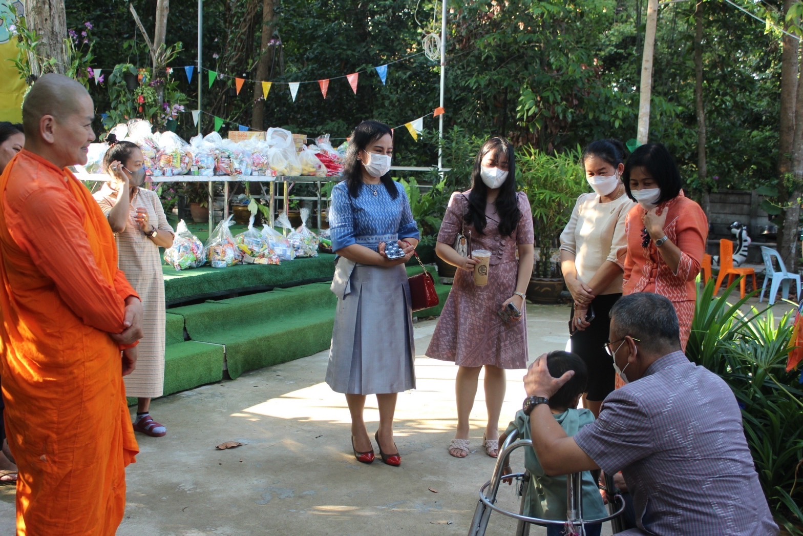 ?พ่อเมืองยโสธร ส่งมอบอาหารและสิ่งของช่วยเหลือ ผู้ได้รับความเดือดร้อน (TPMAP/ThaiQM) ผู้ด้อยโอกาส/กลุ่มเปราะบาง ประจำปี พ.ศ.2566 ภายใต้การขับเคลื่อนการขจัดความยากจนและพัฒนาคนทุกช่วงวัยอย่างยั่งยืนตามหลักปรัชญาของเศรษฐกิจพอเพียง (ศจพ.) และการขับเคลื่อนบันทึกข้อตกลงความร่วมมือ (MOU) บทบาทในการเกื้อหนุนระหว่างวัด ราชการ และชุมชนให้มีความสุขอย่างยั่งยืน ระหว่างฝ่ายสาธารณสงเคราะห์ มหาเถรสมาคม กระทรวงมหาดไทยและสถาบันเทคโนโลยีพระจอมเกล้าเจ้าคุณทหารลาดกระบัง สู่การขับเคลื่อนเป้าหมายการพัฒนาที่ยั่งยืน (SDGs) จังหวัดยโสธร