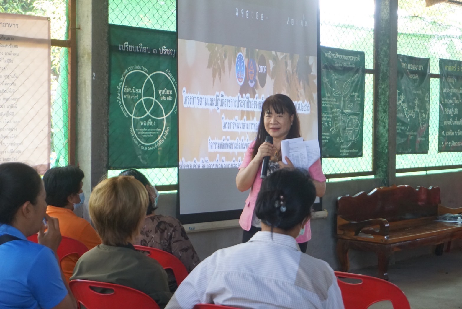 พช.ยโสธร ดำเนินยกระดับการพัฒนาผลิตภัณฑ์จากภูมิปัญญาท้องถิ่นให้เป็นเอกลักษณ์และได้มาตรฐาน ณ ศูนย์เรียนรู้ชุมชนต้นแบบ โคก หนอง นา โมเดล แปลงนายสาคร โสมณวัฒน์ หมู่ที่ 8 ตำบลทุ่งนางโอก อำเภอเมือง จังหวัดยโสธร