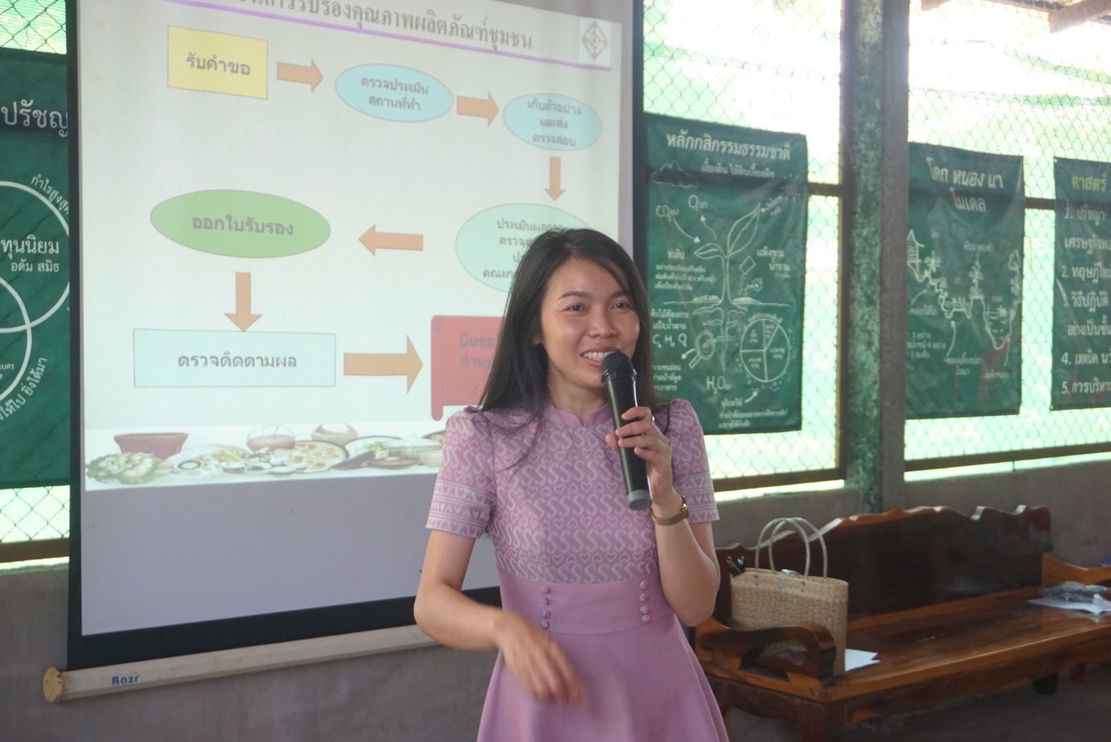 พช.ยโสธร ดำเนินยกระดับการพัฒนาผลิตภัณฑ์จากภูมิปัญญาท้องถิ่นให้เป็นเอกลักษณ์และได้มาตรฐาน ณ ศูนย์เรียนรู้ชุมชนต้นแบบ โคก หนอง นา โมเดล แปลงนายสาคร โสมณวัฒน์ หมู่ที่ 8 ตำบลทุ่งนางโอก อำเภอเมือง จังหวัดยโสธร