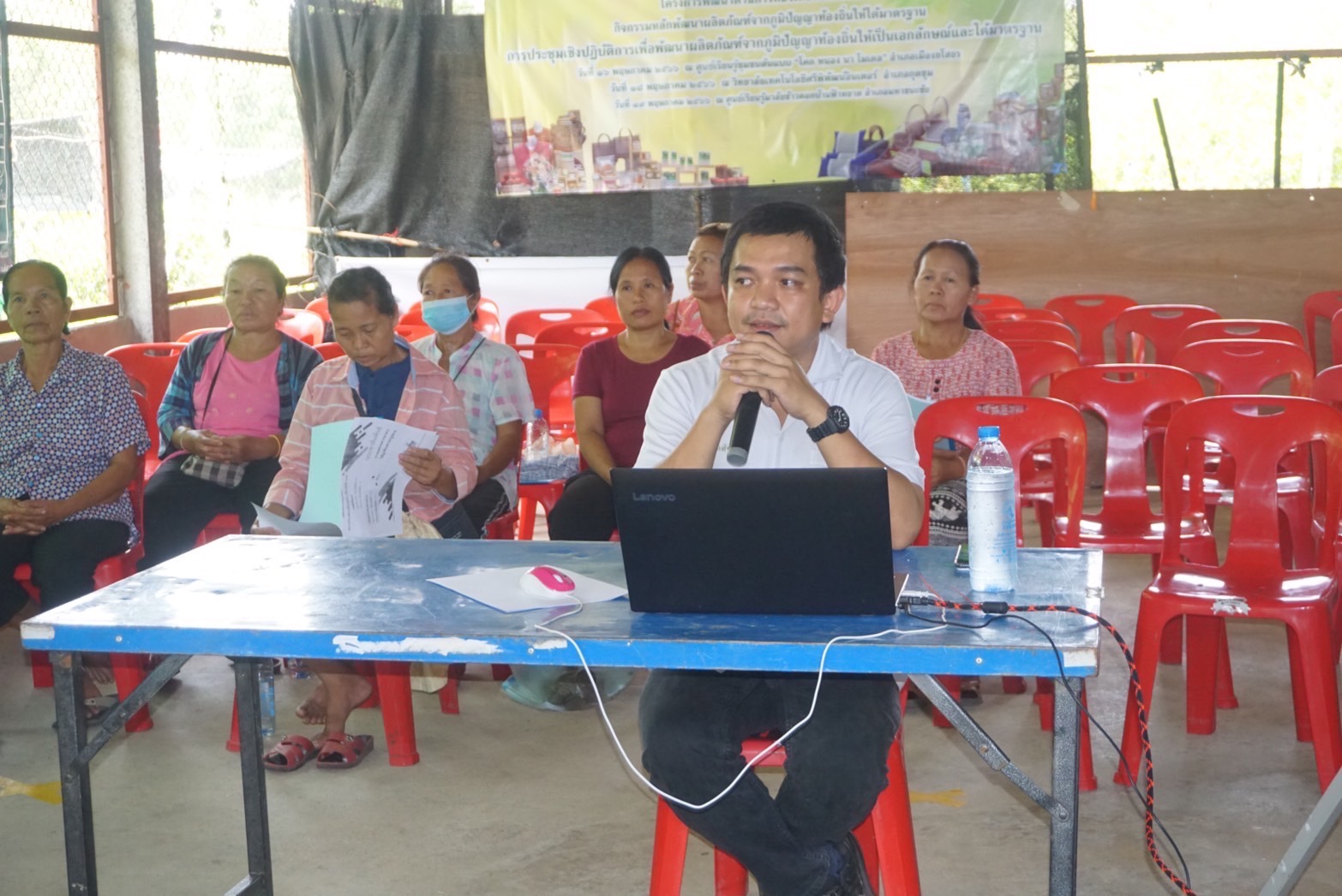 พช.ยโสธร ดำเนินยกระดับการพัฒนาผลิตภัณฑ์จากภูมิปัญญาท้องถิ่นให้เป็นเอกลักษณ์และได้มาตรฐาน ณ ศูนย์เรียนรู้ชุมชนต้นแบบ โคก หนอง นา โมเดล แปลงนายสาคร โสมณวัฒน์ หมู่ที่ 8 ตำบลทุ่งนางโอก อำเภอเมือง จังหวัดยโสธร