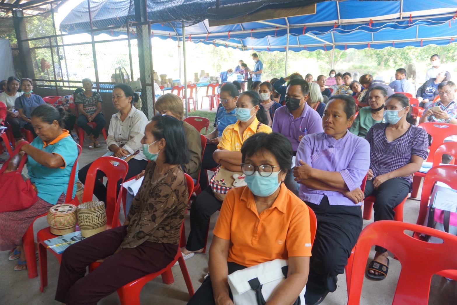 พช.ยโสธร ดำเนินยกระดับการพัฒนาผลิตภัณฑ์จากภูมิปัญญาท้องถิ่นให้เป็นเอกลักษณ์และได้มาตรฐาน ณ ศูนย์เรียนรู้ชุมชนต้นแบบ โคก หนอง นา โมเดล แปลงนายสาคร โสมณวัฒน์ หมู่ที่ 8 ตำบลทุ่งนางโอก อำเภอเมือง จังหวัดยโสธร