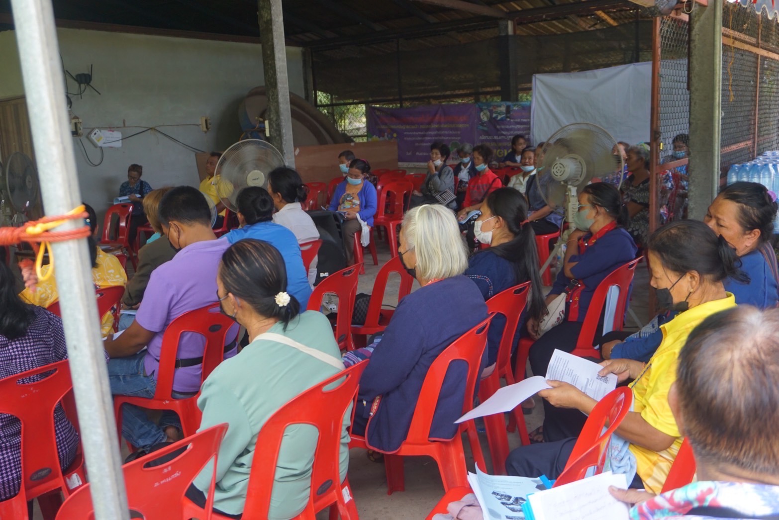 พช.ยโสธร ดำเนินยกระดับการพัฒนาผลิตภัณฑ์จากภูมิปัญญาท้องถิ่นให้เป็นเอกลักษณ์และได้มาตรฐาน ณ ศูนย์เรียนรู้ชุมชนต้นแบบ โคก หนอง นา โมเดล แปลงนายสาคร โสมณวัฒน์ หมู่ที่ 8 ตำบลทุ่งนางโอก อำเภอเมือง จังหวัดยโสธร