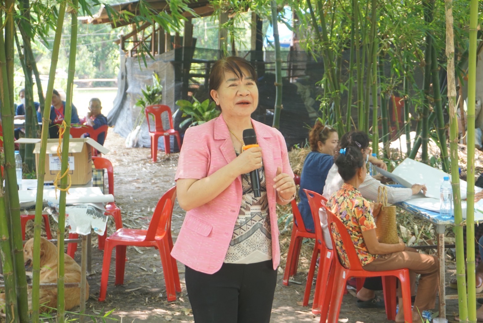 พช.ยโสธร ดำเนินยกระดับการพัฒนาผลิตภัณฑ์จากภูมิปัญญาท้องถิ่นให้เป็นเอกลักษณ์และได้มาตรฐาน ณ ศูนย์เรียนรู้ชุมชนต้นแบบ โคก หนอง นา โมเดล แปลงนายสาคร โสมณวัฒน์ หมู่ที่ 8 ตำบลทุ่งนางโอก อำเภอเมือง จังหวัดยโสธร