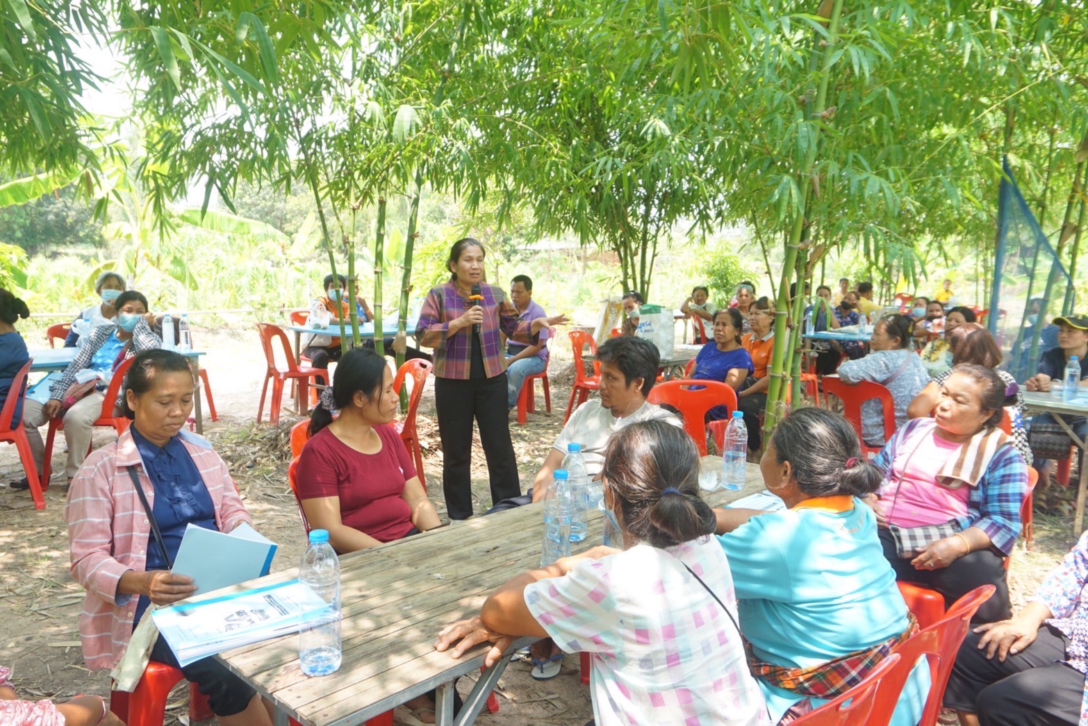 พช.ยโสธร ดำเนินยกระดับการพัฒนาผลิตภัณฑ์จากภูมิปัญญาท้องถิ่นให้เป็นเอกลักษณ์และได้มาตรฐาน ณ ศูนย์เรียนรู้ชุมชนต้นแบบ โคก หนอง นา โมเดล แปลงนายสาคร โสมณวัฒน์ หมู่ที่ 8 ตำบลทุ่งนางโอก อำเภอเมือง จังหวัดยโสธร
