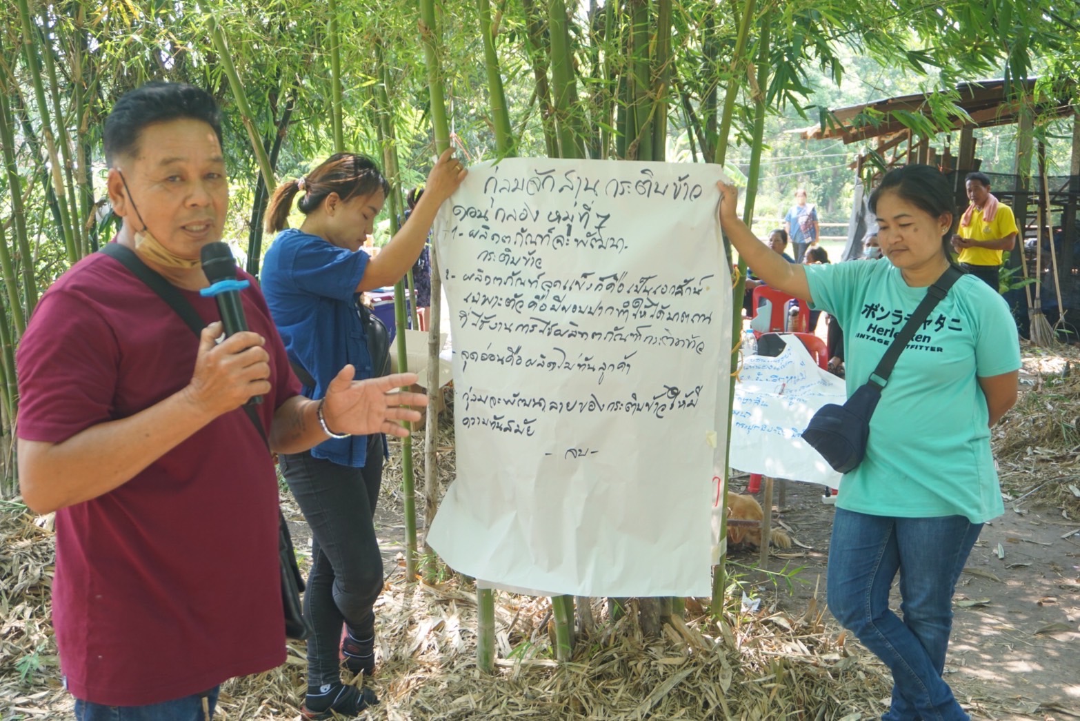 พช.ยโสธร ดำเนินยกระดับการพัฒนาผลิตภัณฑ์จากภูมิปัญญาท้องถิ่นให้เป็นเอกลักษณ์และได้มาตรฐาน ณ ศูนย์เรียนรู้ชุมชนต้นแบบ โคก หนอง นา โมเดล แปลงนายสาคร โสมณวัฒน์ หมู่ที่ 8 ตำบลทุ่งนางโอก อำเภอเมือง จังหวัดยโสธร