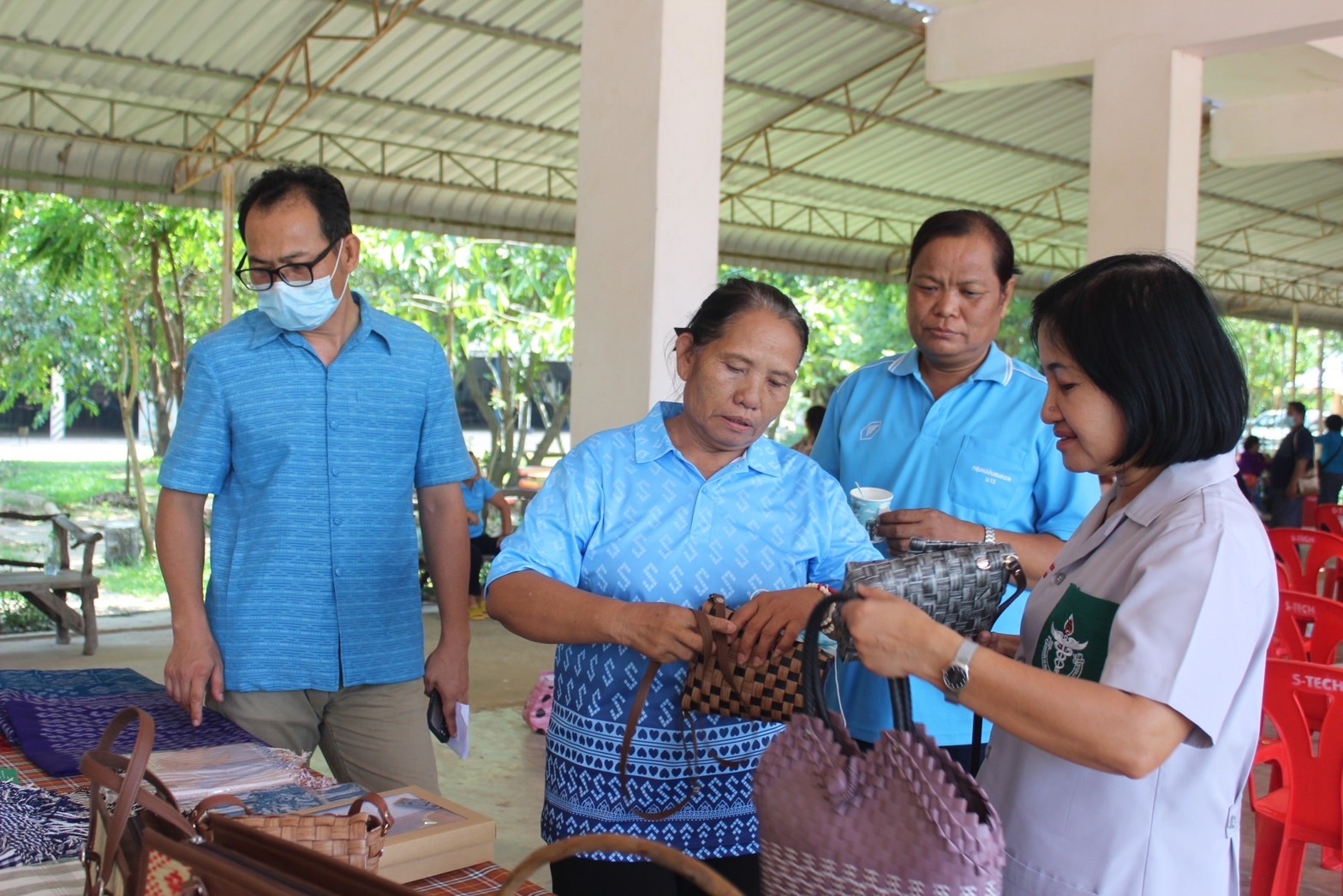 พช.ยโสธร ติดตามการดำเนินกิจกรรมยกระดับการพัฒนาผลิตภัณฑ์จากภูมิปัญญาท้องถิ่นให้เป็นเอกลักษณ์และได้มาตรฐาน รุ่นที่ 2 ณ วิทยาลัยเทคโนโลยีศรีพิพัฒน์อินเตอร์ ตำบลกุดชุม อำเภอกุดชุม จังหวัดยโสธร