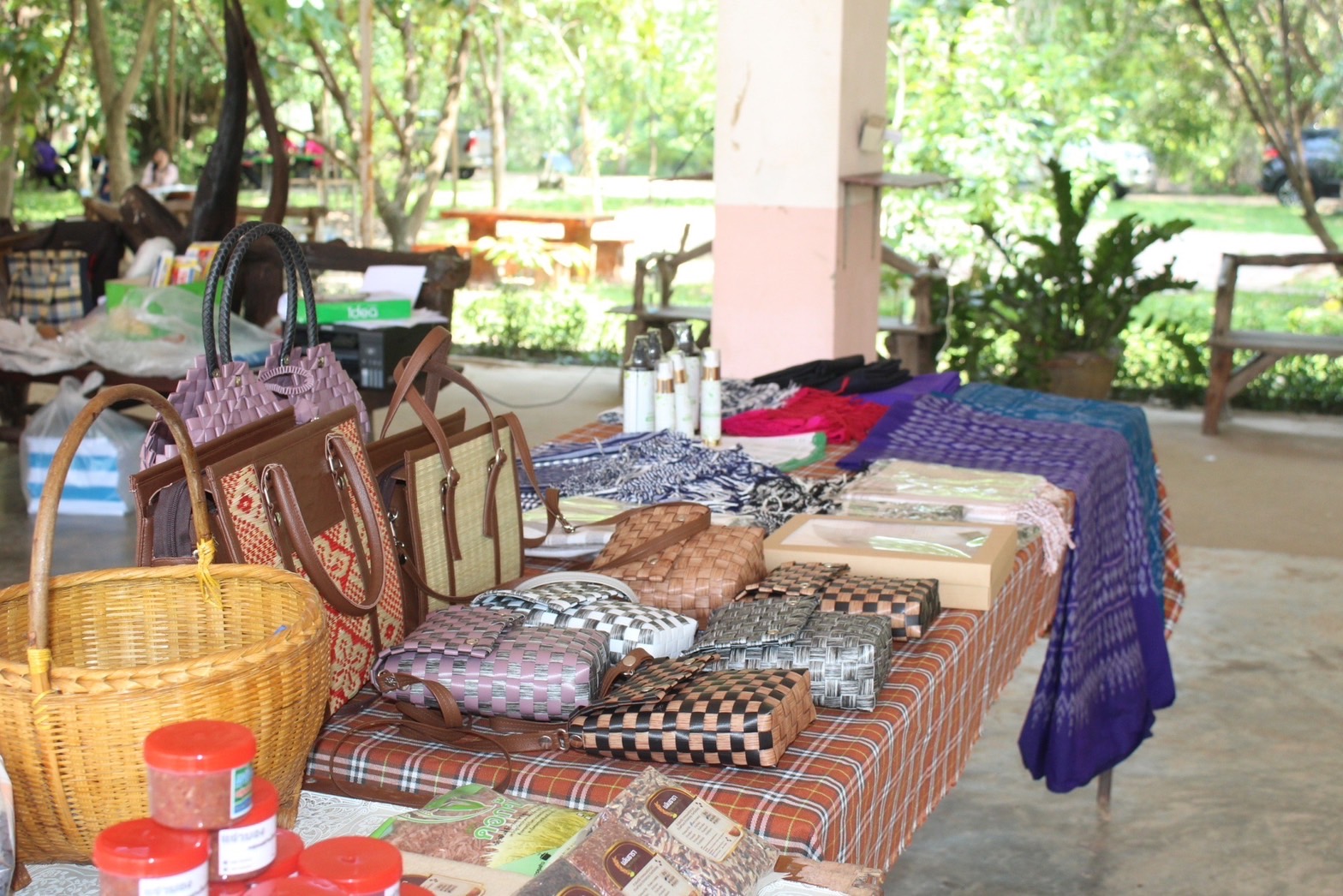 พช.ยโสธร ติดตามการดำเนินกิจกรรมยกระดับการพัฒนาผลิตภัณฑ์จากภูมิปัญญาท้องถิ่นให้เป็นเอกลักษณ์และได้มาตรฐาน รุ่นที่ 2 ณ วิทยาลัยเทคโนโลยีศรีพิพัฒน์อินเตอร์ ตำบลกุดชุม อำเภอกุดชุม จังหวัดยโสธร