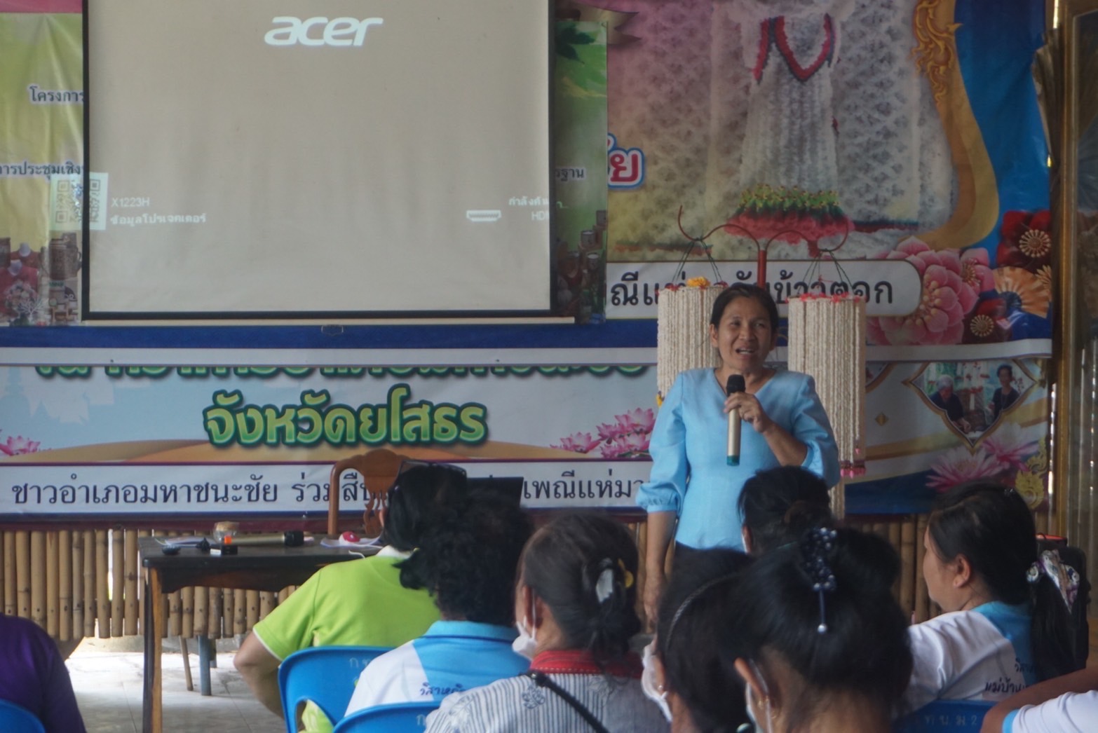 พช.ยโสธร ติดตามการดำเนินกิจกรรมยกระดับการพัฒนาผลิตภัณฑ์จากภูมิปัญญาท้องถิ่นให้เป็นเอกลักษณ์และได้มาตรฐาน รุ่นที่ 3 ณ ศูนย์เรียนรู้มาลัยข้าวตอกบ้านฟ้าหยาด หมู่ 2 ตำบลฟ้าหยาด อำเภอมหาชนะชัย จังหวัดยโสธร