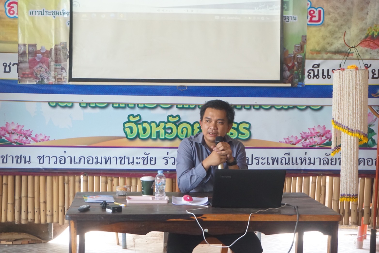 พช.ยโสธร ติดตามการดำเนินกิจกรรมยกระดับการพัฒนาผลิตภัณฑ์จากภูมิปัญญาท้องถิ่นให้เป็นเอกลักษณ์และได้มาตรฐาน รุ่นที่ 3 ณ ศูนย์เรียนรู้มาลัยข้าวตอกบ้านฟ้าหยาด หมู่ 2 ตำบลฟ้าหยาด อำเภอมหาชนะชัย จังหวัดยโสธร