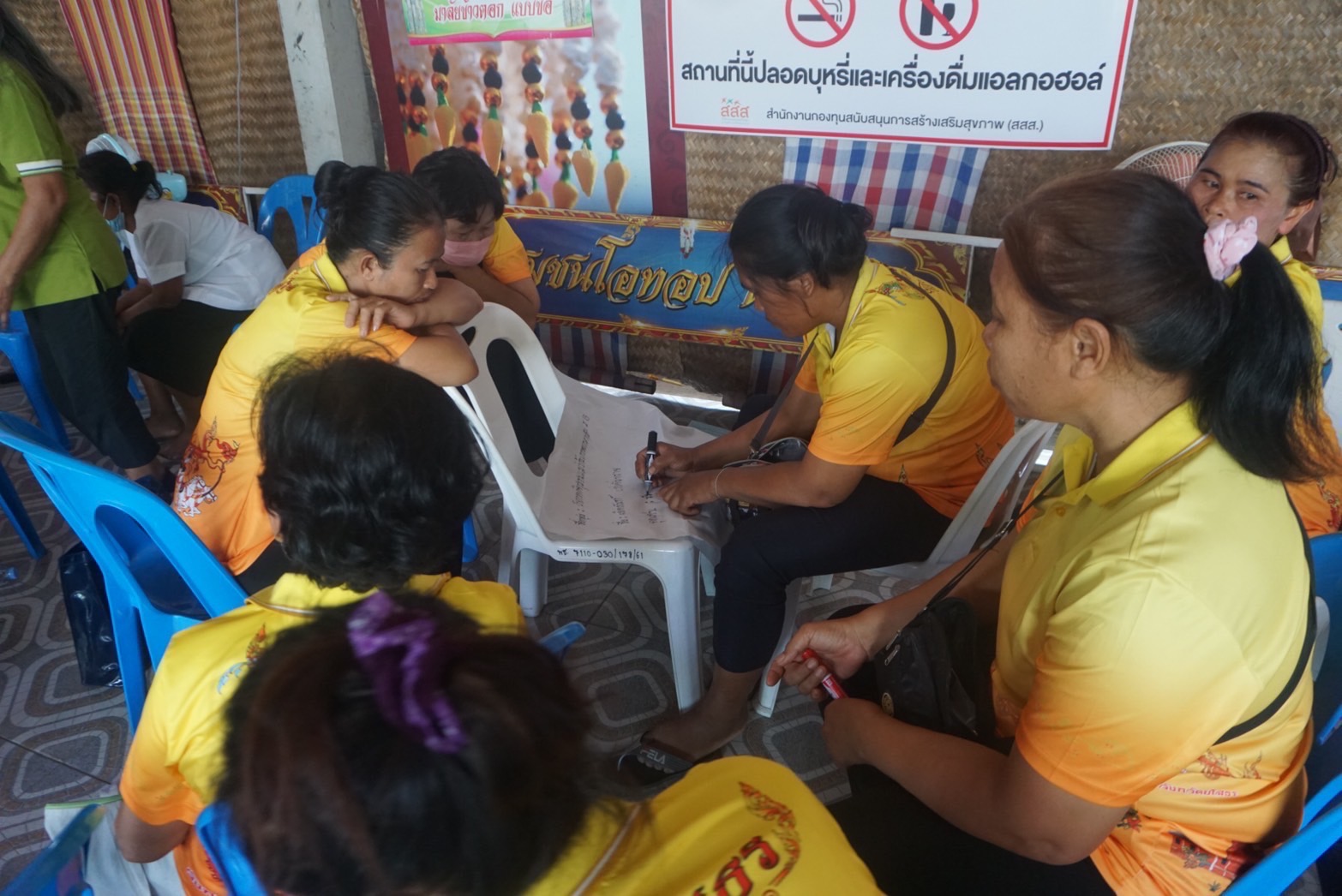 พช.ยโสธร ติดตามการดำเนินกิจกรรมยกระดับการพัฒนาผลิตภัณฑ์จากภูมิปัญญาท้องถิ่นให้เป็นเอกลักษณ์และได้มาตรฐาน รุ่นที่ 3 ณ ศูนย์เรียนรู้มาลัยข้าวตอกบ้านฟ้าหยาด หมู่ 2 ตำบลฟ้าหยาด อำเภอมหาชนะชัย จังหวัดยโสธร