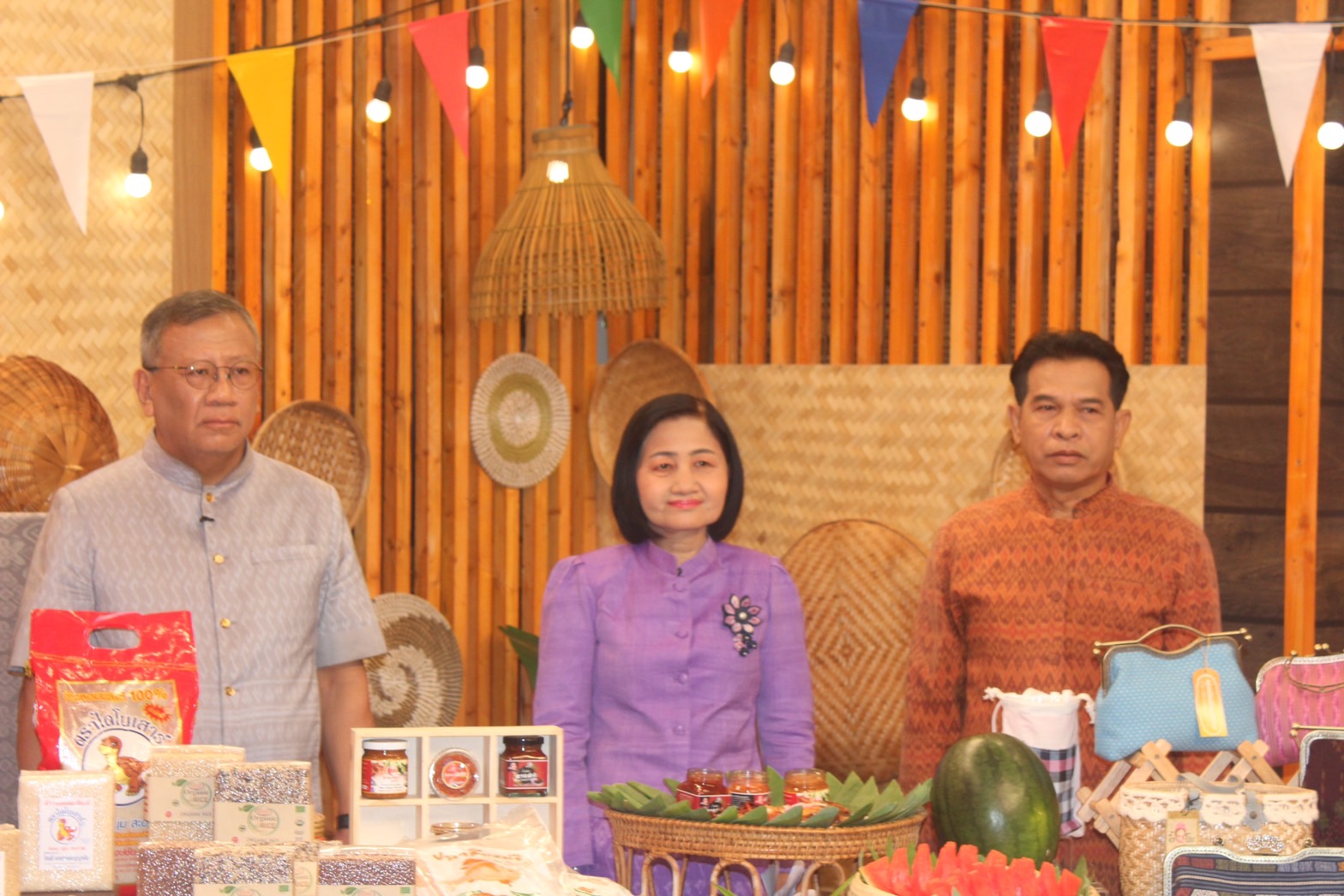 ?พ่อเมืองยโสธร นำของดีและผลิตภัณฑ์เด่น โชว์ในรายการ “ปากท้องต้องรู้” ทาง ช่อง 8 เพื่อส่งเสริมอาชีพ สร้างรายได้และกระตุ้นเศรษฐกิจชุมชน