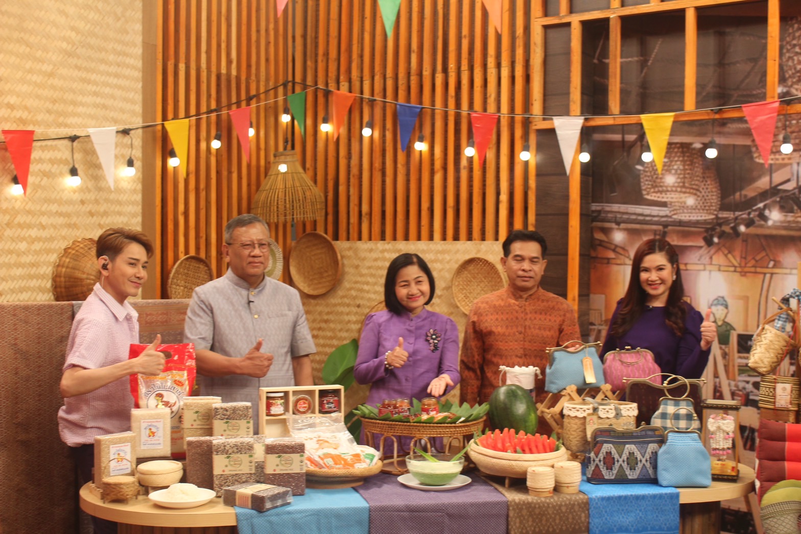 ?พ่อเมืองยโสธร นำของดีและผลิตภัณฑ์เด่น โชว์ในรายการ “ปากท้องต้องรู้” ทาง ช่อง 8 เพื่อส่งเสริมอาชีพ สร้างรายได้และกระตุ้นเศรษฐกิจชุมชน