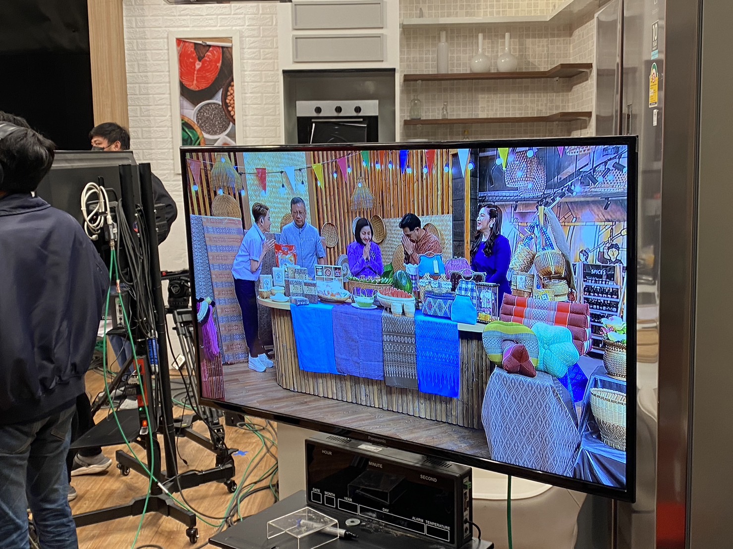 ?พ่อเมืองยโสธร นำของดีและผลิตภัณฑ์เด่น โชว์ในรายการ “ปากท้องต้องรู้” ทาง ช่อง 8 เพื่อส่งเสริมอาชีพ สร้างรายได้และกระตุ้นเศรษฐกิจชุมชน