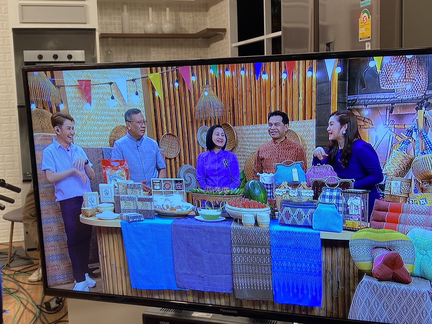 ?พ่อเมืองยโสธร นำของดีและผลิตภัณฑ์เด่น โชว์ในรายการ “ปากท้องต้องรู้” ทาง ช่อง 8 เพื่อส่งเสริมอาชีพ สร้างรายได้และกระตุ้นเศรษฐกิจชุมชน