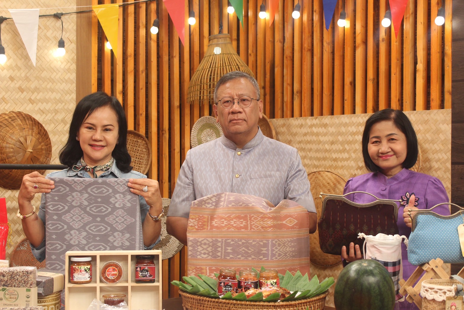 ?พ่อเมืองยโสธร นำของดีและผลิตภัณฑ์เด่น โชว์ในรายการ “ปากท้องต้องรู้” ทาง ช่อง 8 เพื่อส่งเสริมอาชีพ สร้างรายได้และกระตุ้นเศรษฐกิจชุมชน