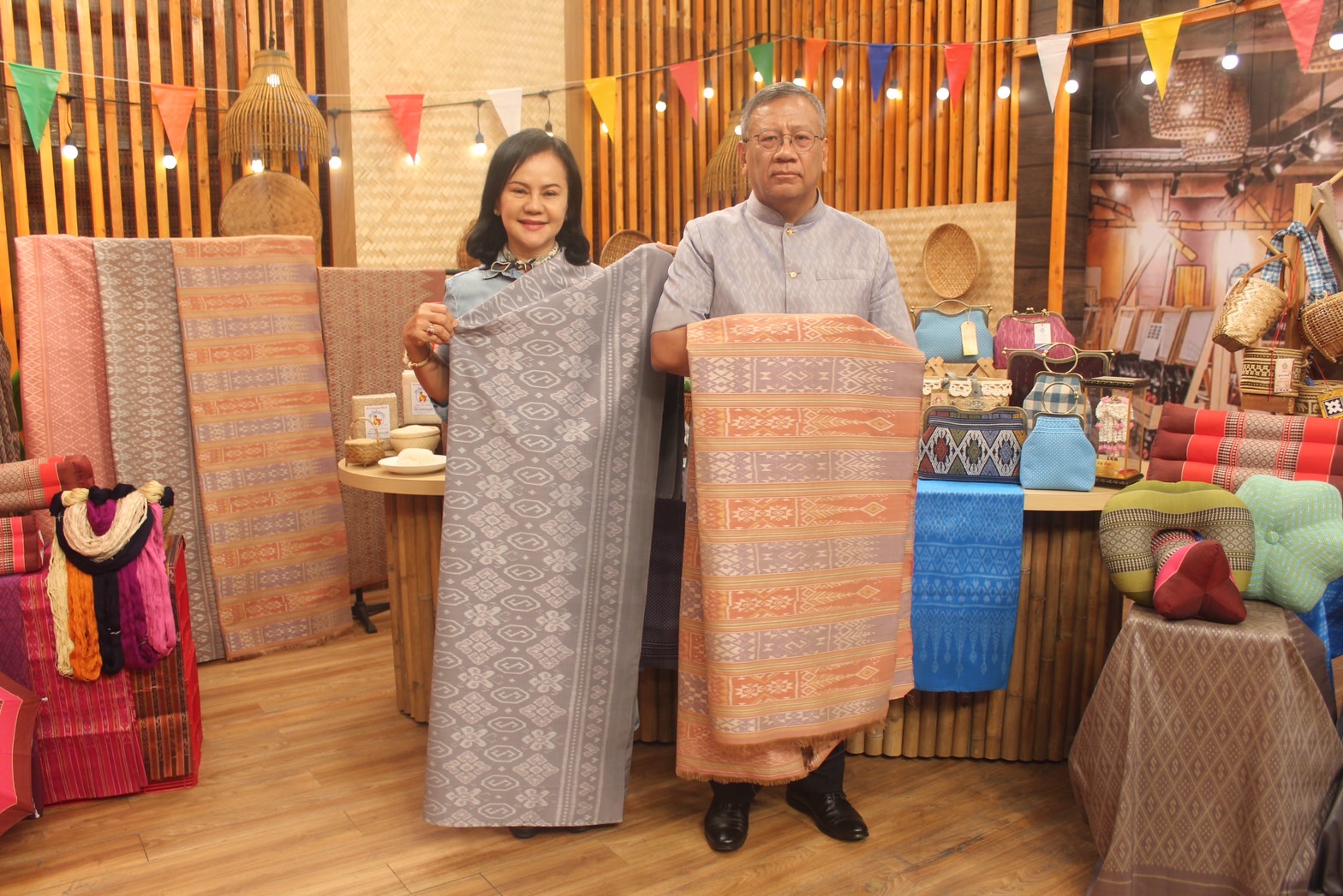 ?พ่อเมืองยโสธร นำของดีและผลิตภัณฑ์เด่น โชว์ในรายการ “ปากท้องต้องรู้” ทาง ช่อง 8 เพื่อส่งเสริมอาชีพ สร้างรายได้และกระตุ้นเศรษฐกิจชุมชน