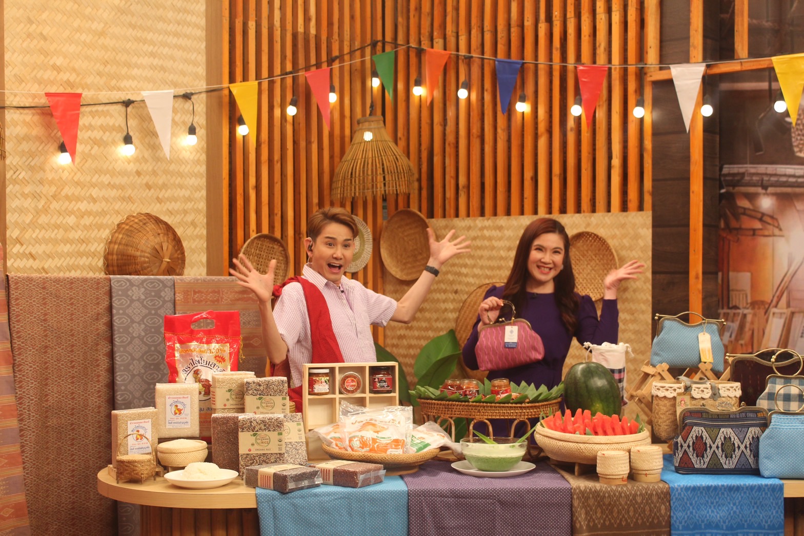 ?พ่อเมืองยโสธร นำของดีและผลิตภัณฑ์เด่น โชว์ในรายการ “ปากท้องต้องรู้” ทาง ช่อง 8 เพื่อส่งเสริมอาชีพ สร้างรายได้และกระตุ้นเศรษฐกิจชุมชน