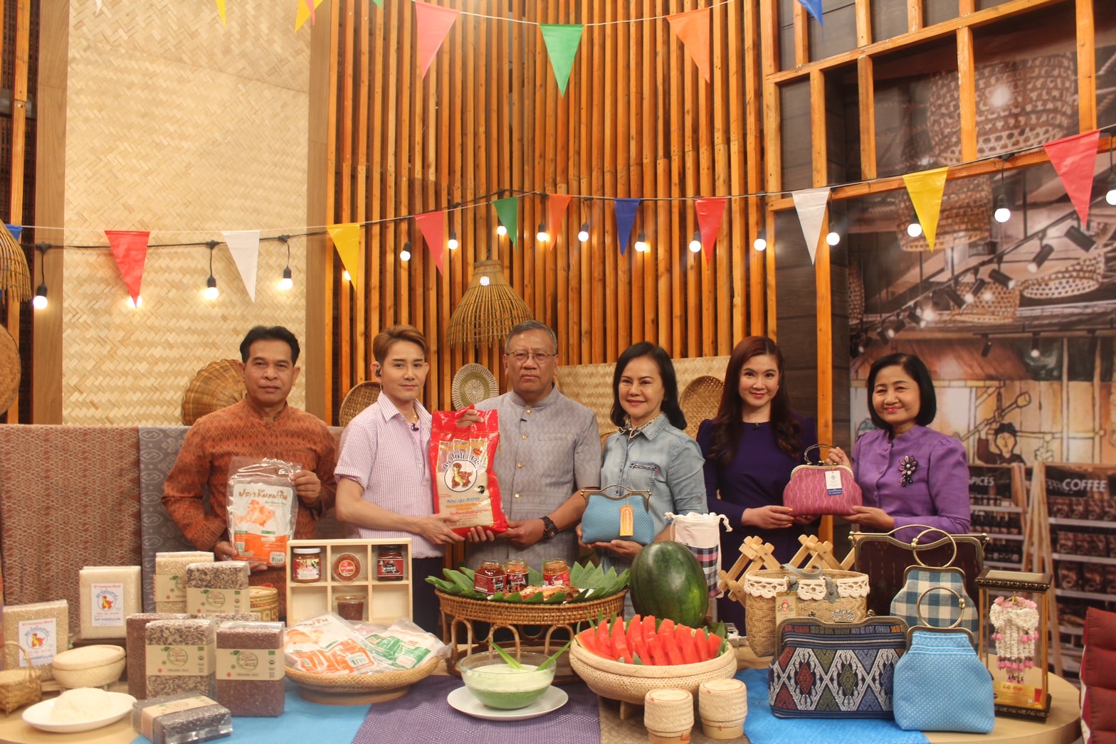 ?พ่อเมืองยโสธร นำของดีและผลิตภัณฑ์เด่น โชว์ในรายการ “ปากท้องต้องรู้” ทาง ช่อง 8 เพื่อส่งเสริมอาชีพ สร้างรายได้และกระตุ้นเศรษฐกิจชุมชน