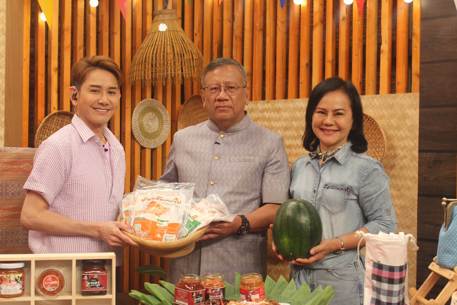 ?พ่อเมืองยโสธร นำของดีและผลิตภัณฑ์เด่น โชว์ในรายการ “ปากท้องต้องรู้” ทาง ช่อง 8 เพื่อส่งเสริมอาชีพ สร้างรายได้และกระตุ้นเศรษฐกิจชุมชน