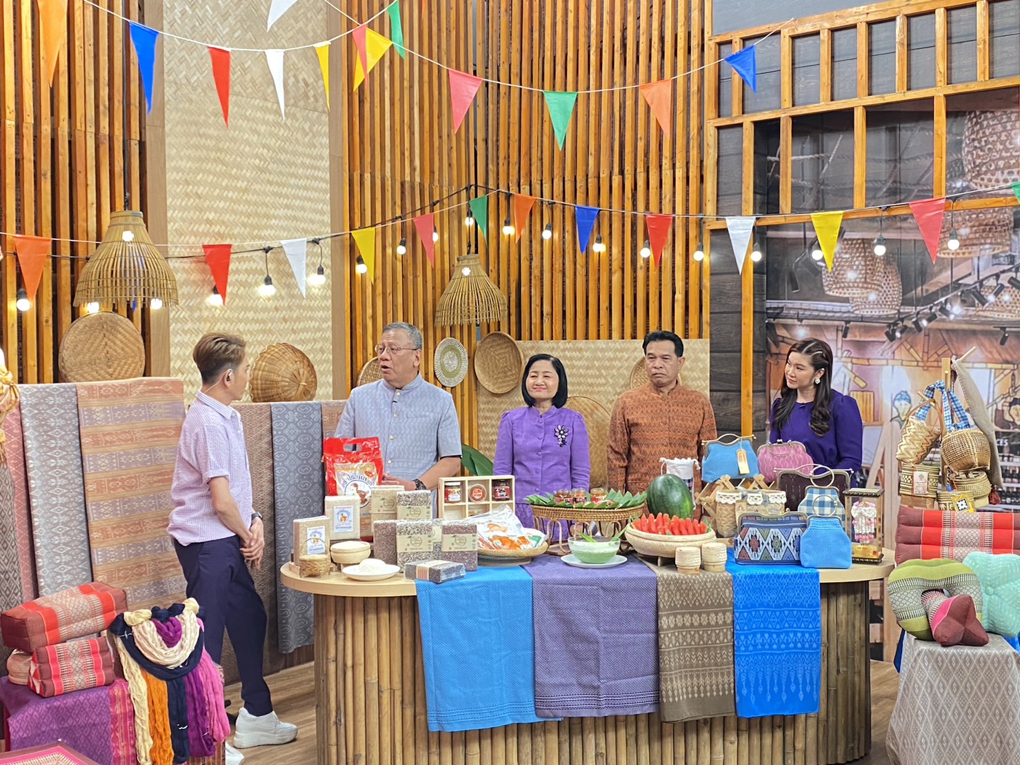 ?พ่อเมืองยโสธร นำของดีและผลิตภัณฑ์เด่น โชว์ในรายการ “ปากท้องต้องรู้” ทาง ช่อง 8 เพื่อส่งเสริมอาชีพ สร้างรายได้และกระตุ้นเศรษฐกิจชุมชน