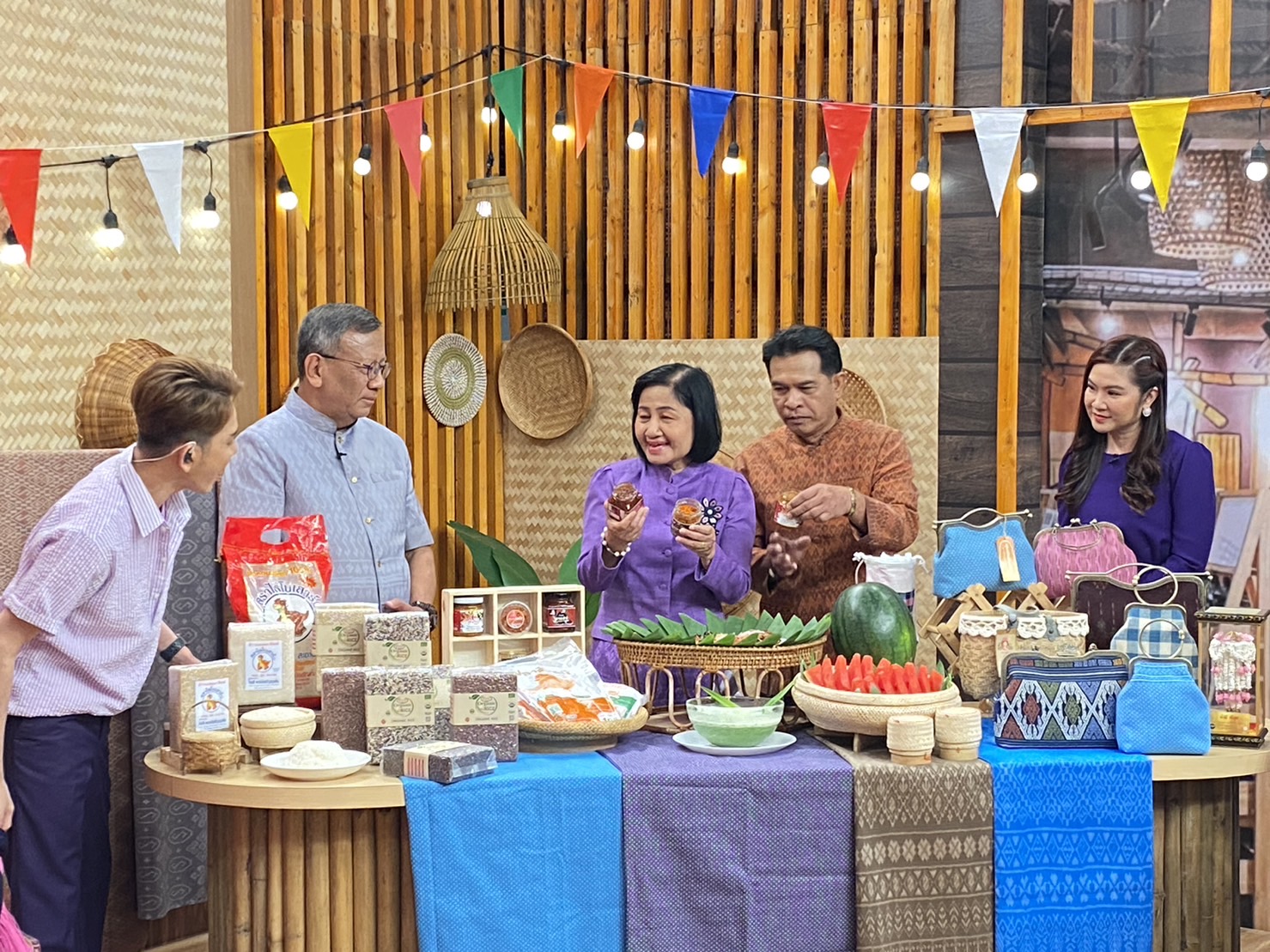 ?พ่อเมืองยโสธร นำของดีและผลิตภัณฑ์เด่น โชว์ในรายการ “ปากท้องต้องรู้” ทาง ช่อง 8 เพื่อส่งเสริมอาชีพ สร้างรายได้และกระตุ้นเศรษฐกิจชุมชน