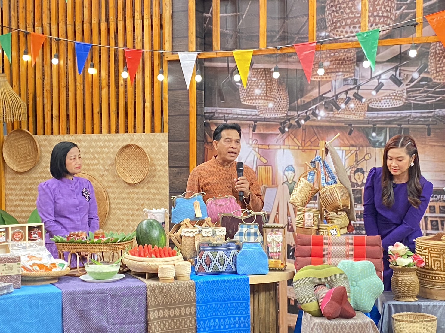 ?พ่อเมืองยโสธร นำของดีและผลิตภัณฑ์เด่น โชว์ในรายการ “ปากท้องต้องรู้” ทาง ช่อง 8 เพื่อส่งเสริมอาชีพ สร้างรายได้และกระตุ้นเศรษฐกิจชุมชน