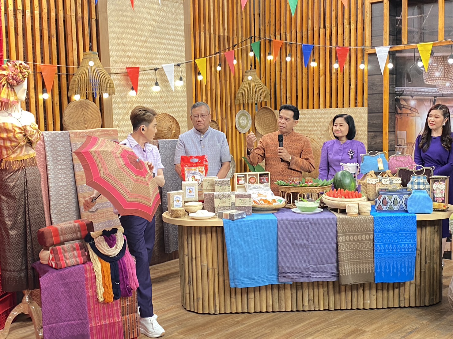 ?พ่อเมืองยโสธร นำของดีและผลิตภัณฑ์เด่น โชว์ในรายการ “ปากท้องต้องรู้” ทาง ช่อง 8 เพื่อส่งเสริมอาชีพ สร้างรายได้และกระตุ้นเศรษฐกิจชุมชน