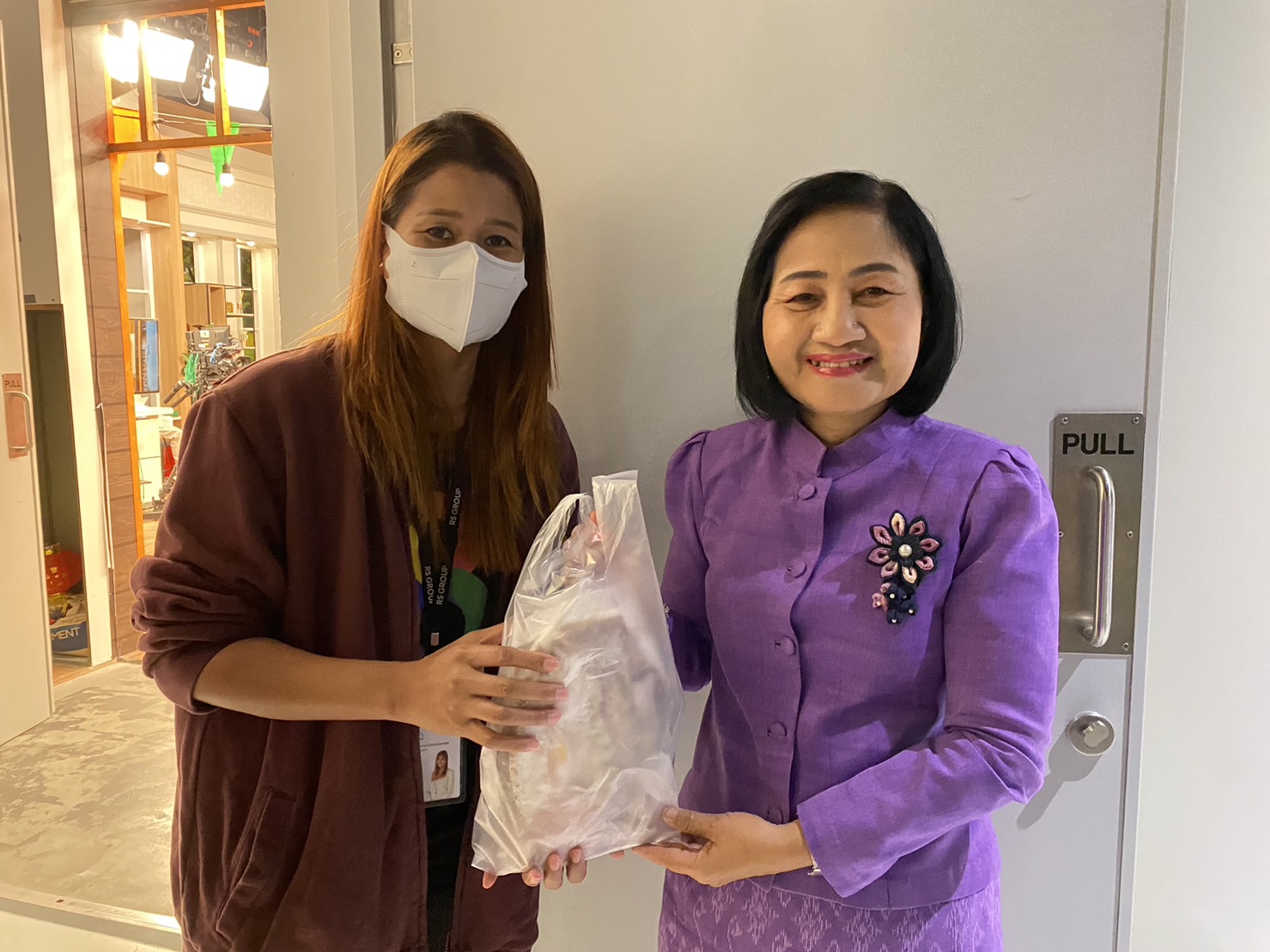 ?พ่อเมืองยโสธร นำของดีและผลิตภัณฑ์เด่น โชว์ในรายการ “ปากท้องต้องรู้” ทาง ช่อง 8 เพื่อส่งเสริมอาชีพ สร้างรายได้และกระตุ้นเศรษฐกิจชุมชน