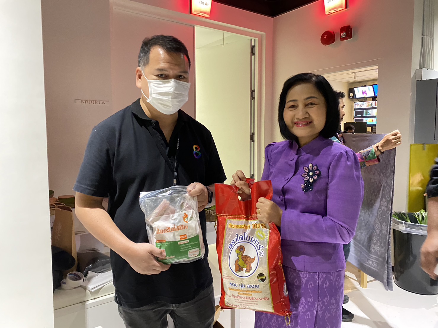 ?พ่อเมืองยโสธร นำของดีและผลิตภัณฑ์เด่น โชว์ในรายการ “ปากท้องต้องรู้” ทาง ช่อง 8 เพื่อส่งเสริมอาชีพ สร้างรายได้และกระตุ้นเศรษฐกิจชุมชน