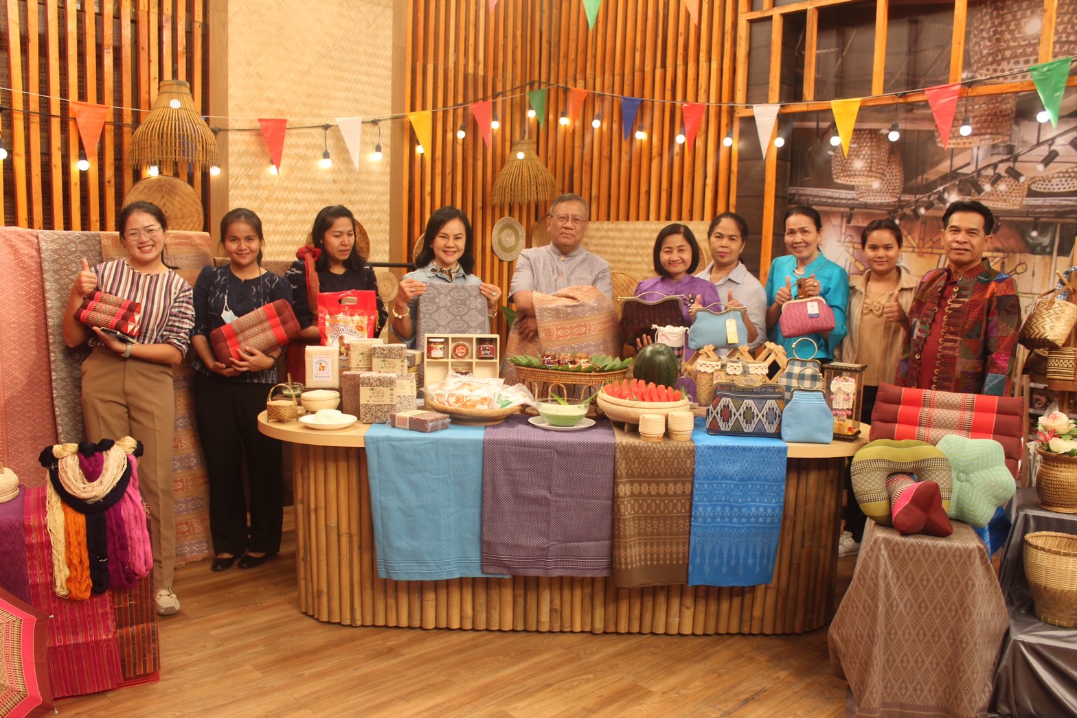 ?พ่อเมืองยโสธร นำของดีและผลิตภัณฑ์เด่น โชว์ในรายการ “ปากท้องต้องรู้” ทาง ช่อง 8 เพื่อส่งเสริมอาชีพ สร้างรายได้และกระตุ้นเศรษฐกิจชุมชน