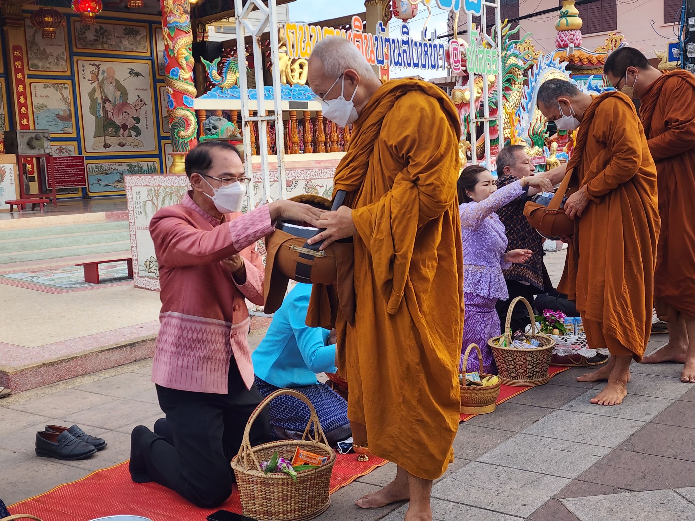 ☘พช.ยโสธรร่วมทำบุญตักบาตรย้อนยุค วิถีถิ่น วิถีไทย ถนนคนเดินยโสธร เมืองเก่าบ้านสิงห์ท่า และร่วมกันสวมใส่ผ้าไทยตามโครงการ “ผ้าไทยใส่ให้สนุก”